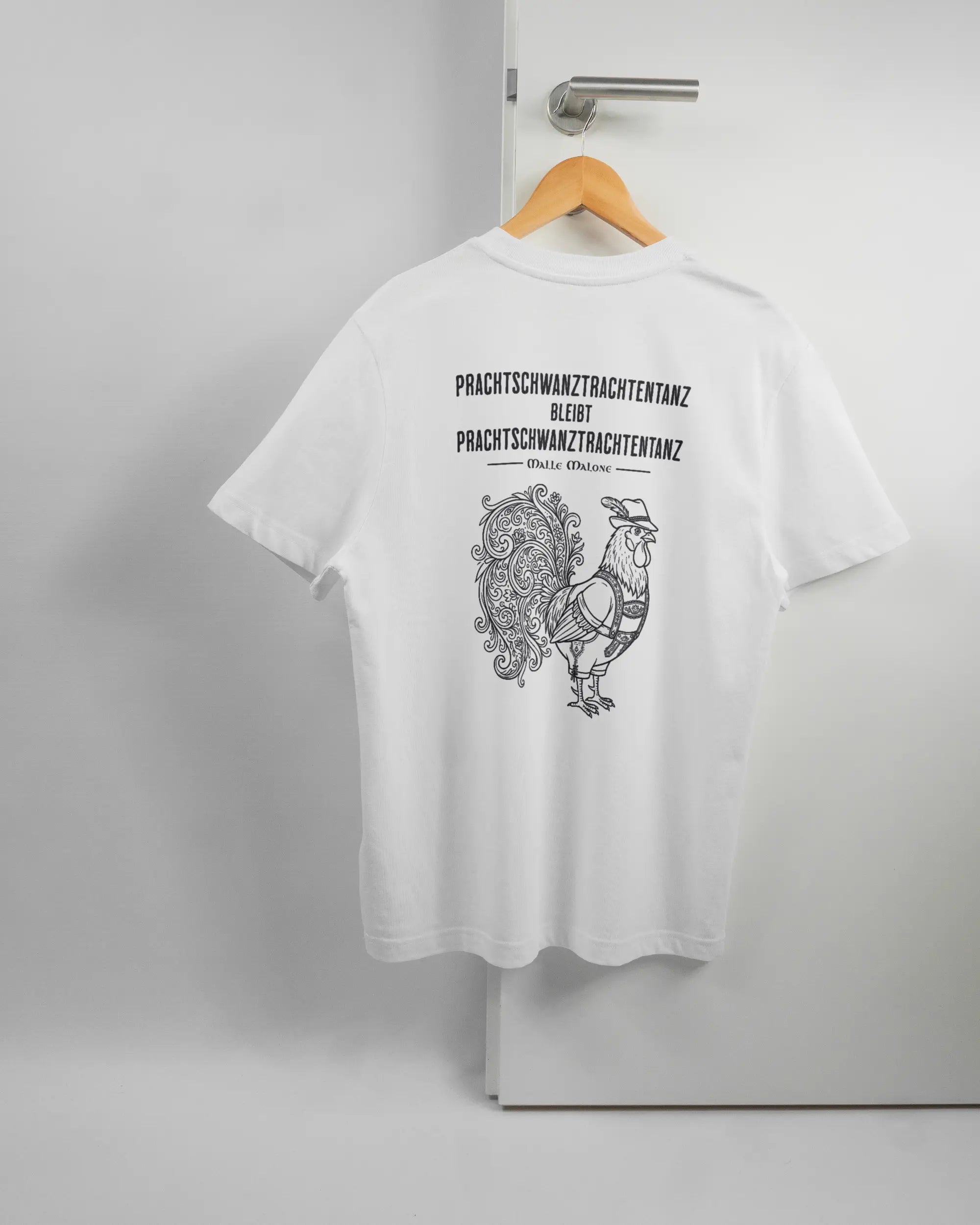 Rückseite des Organic Unisex T-Shirt Relaxed von Maondo mit dem Design Trachtentanz in der Farbe White und in der Größe S auf einem Bügel an der Türklinke aufgehängt