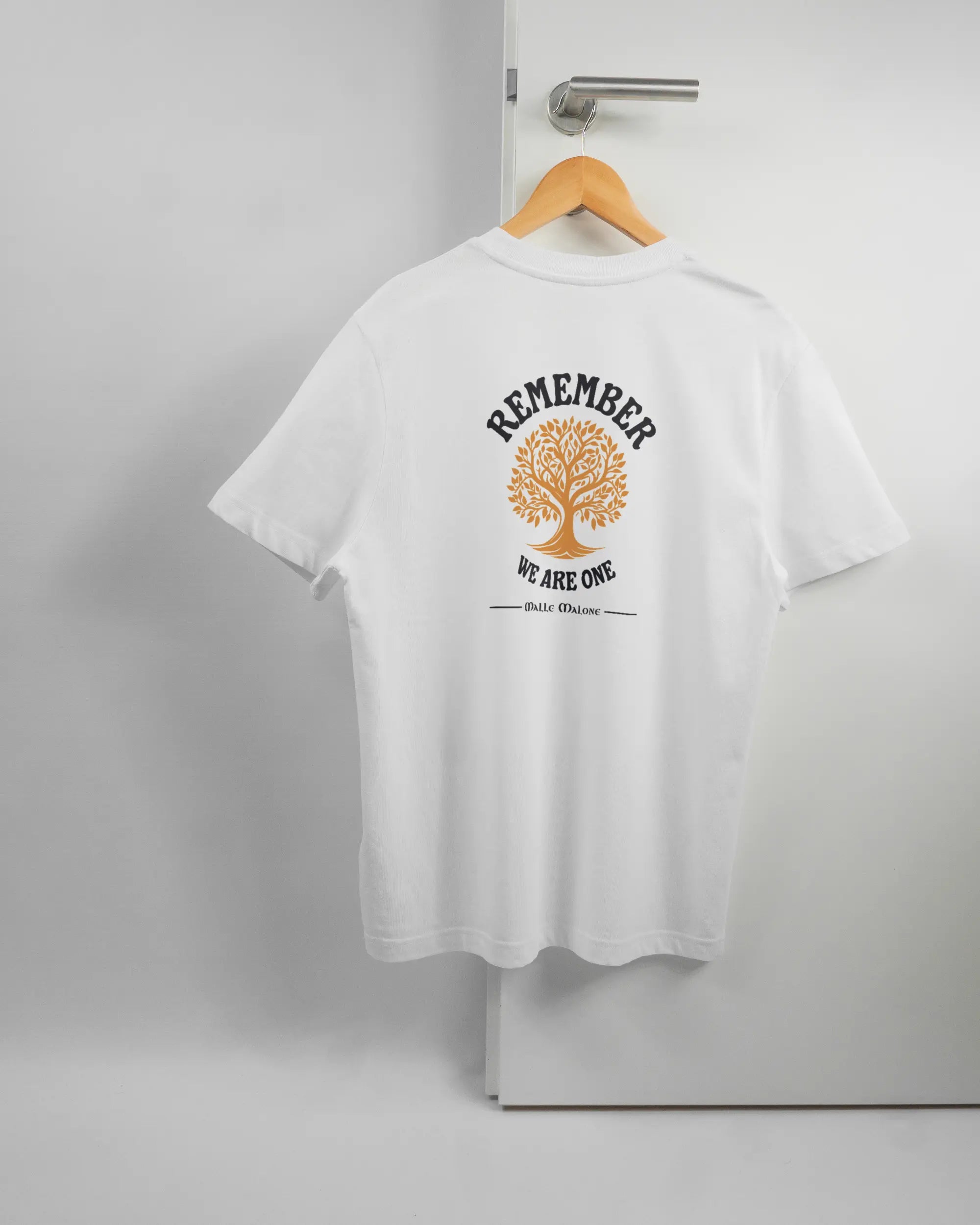 Rückseite des Organic Unisex T-Shirt Relaxed von Maondo mit dem Design We are one in der Farbe White und in der Größe S auf einem Bügel an der Türklinke aufgehängt