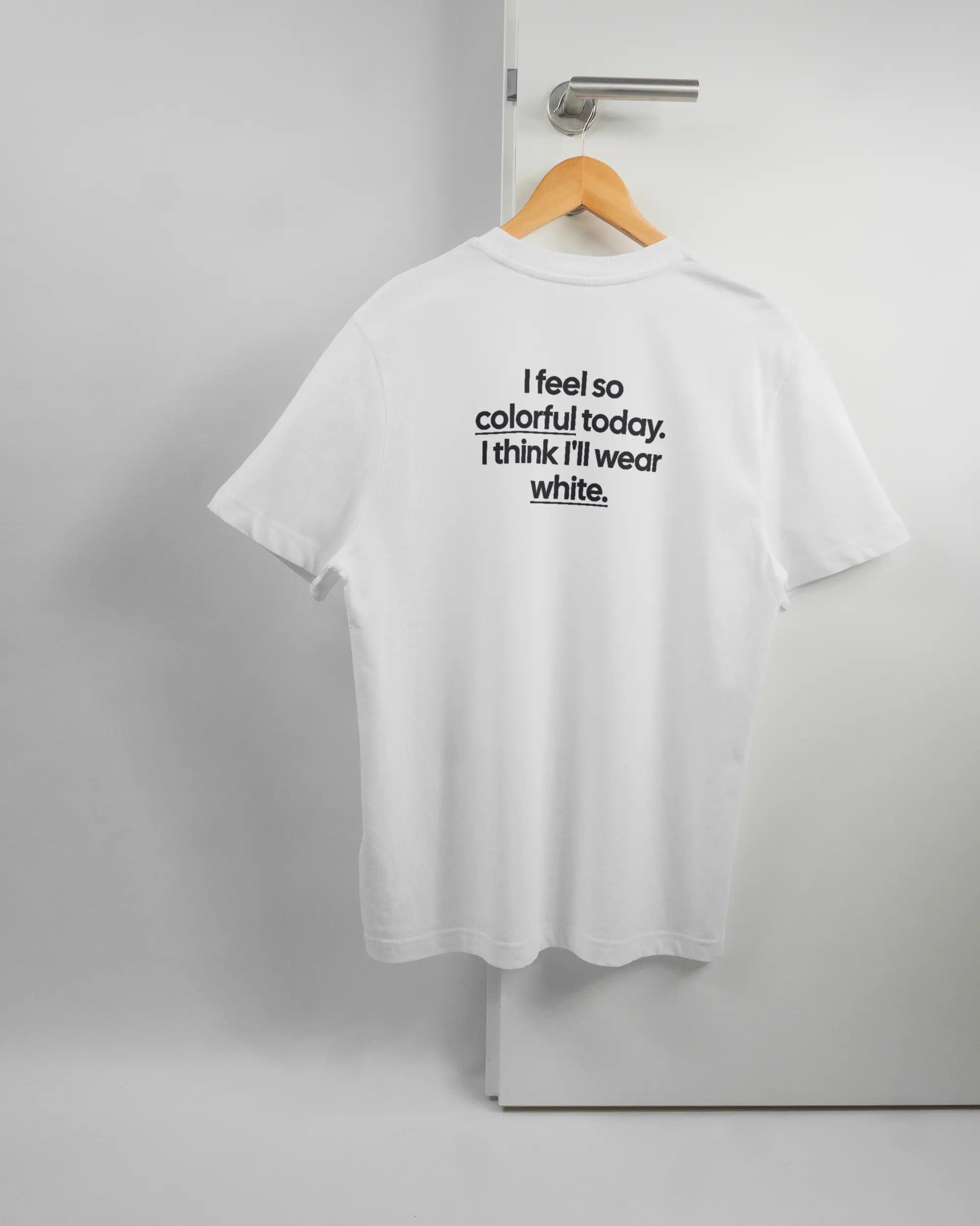 Rückseite des Organic Unisex T-Shirt Relaxed von Maondo mit dem Design Colorful Day in der Farbe White und in der Größe S auf einem Bügel an der Türklinke aufgehängt