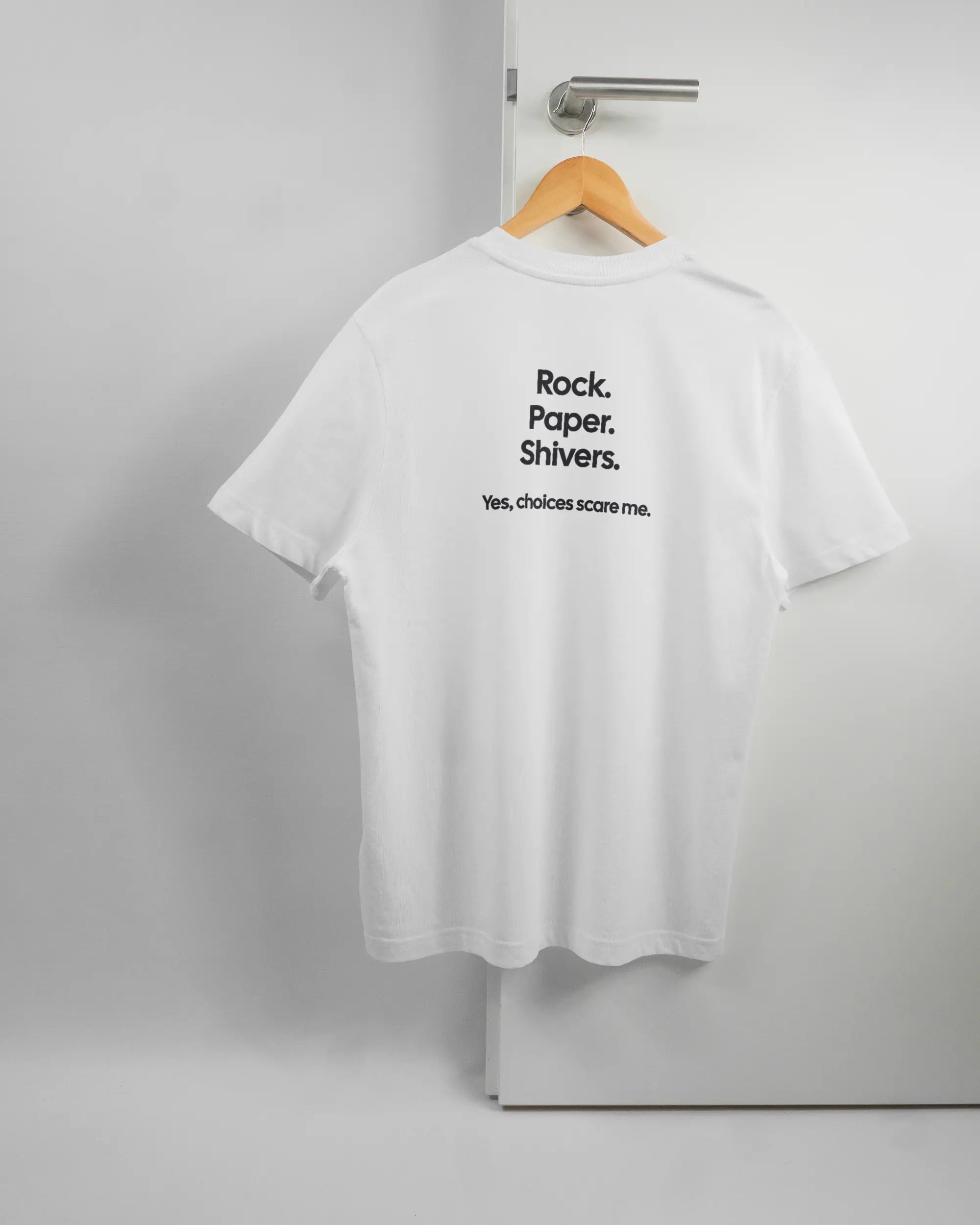 Rückseite des Organic Unisex T-Shirt Relaxed von Maondo mit dem Design Rock Paper Shivers in der Farbe White und in der Größe S auf einem Bügel an der Türklinke aufgehängt