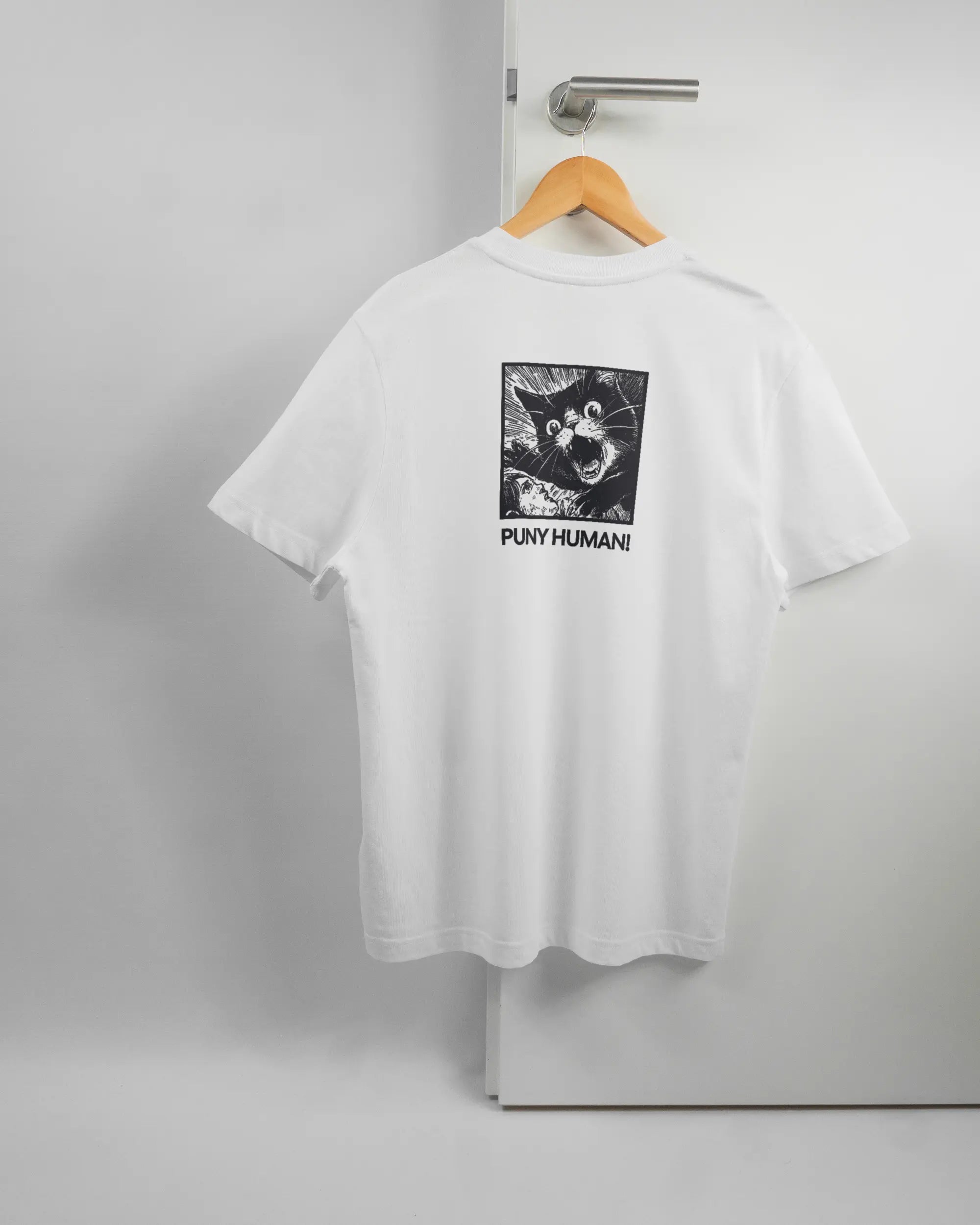 Rückseite des Organic Unisex T-Shirt Relaxed von Maondo mit dem Design Puny Human in der Farbe White und in der Größe S auf einem Bügel an der Türklinke aufgehängt