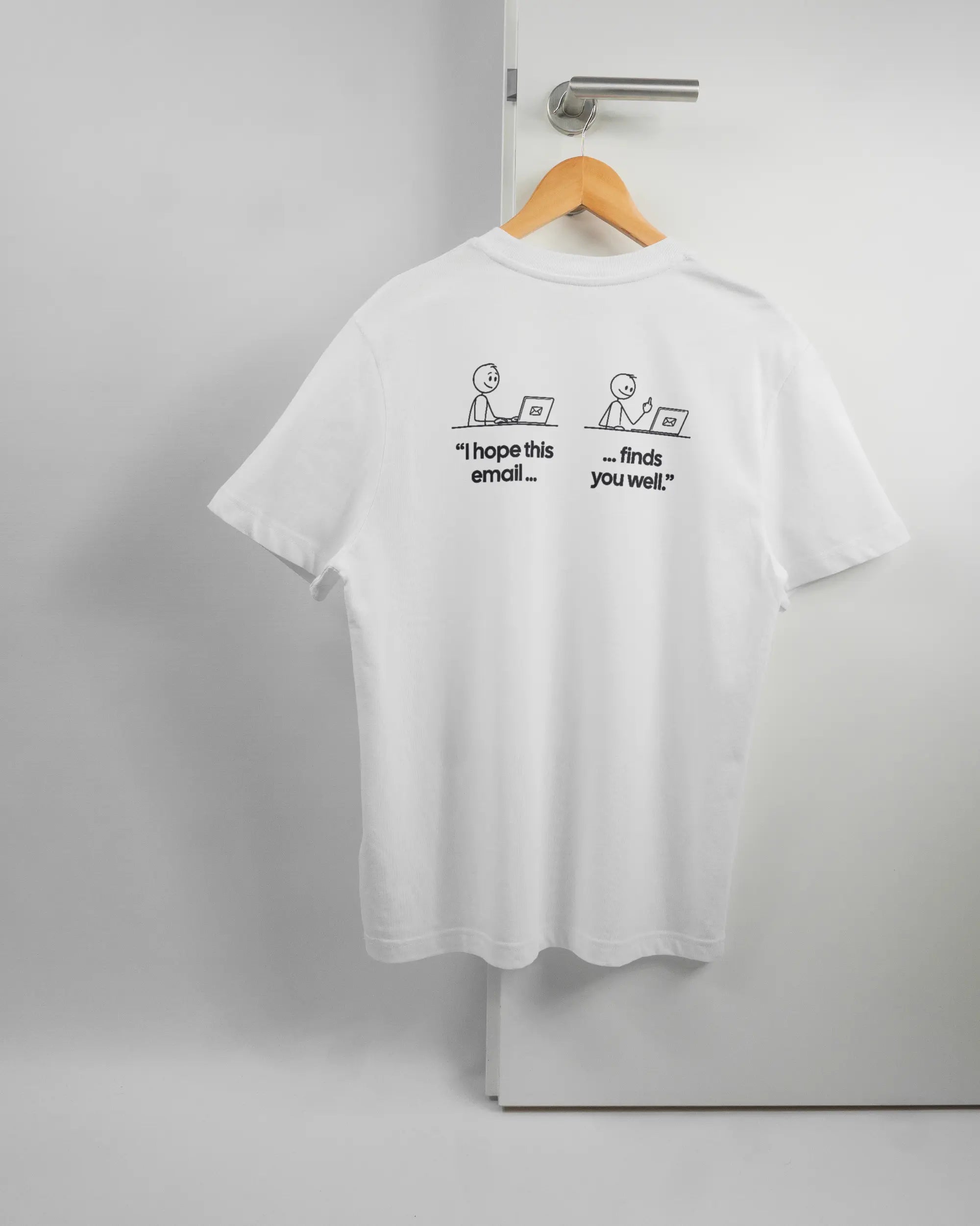 Rückseite des Organic Unisex T-Shirt Relaxed von Maondo mit dem Design Found me not well in der Farbe White und in der Größe S auf einem Bügel an der Türklinke aufgehängt