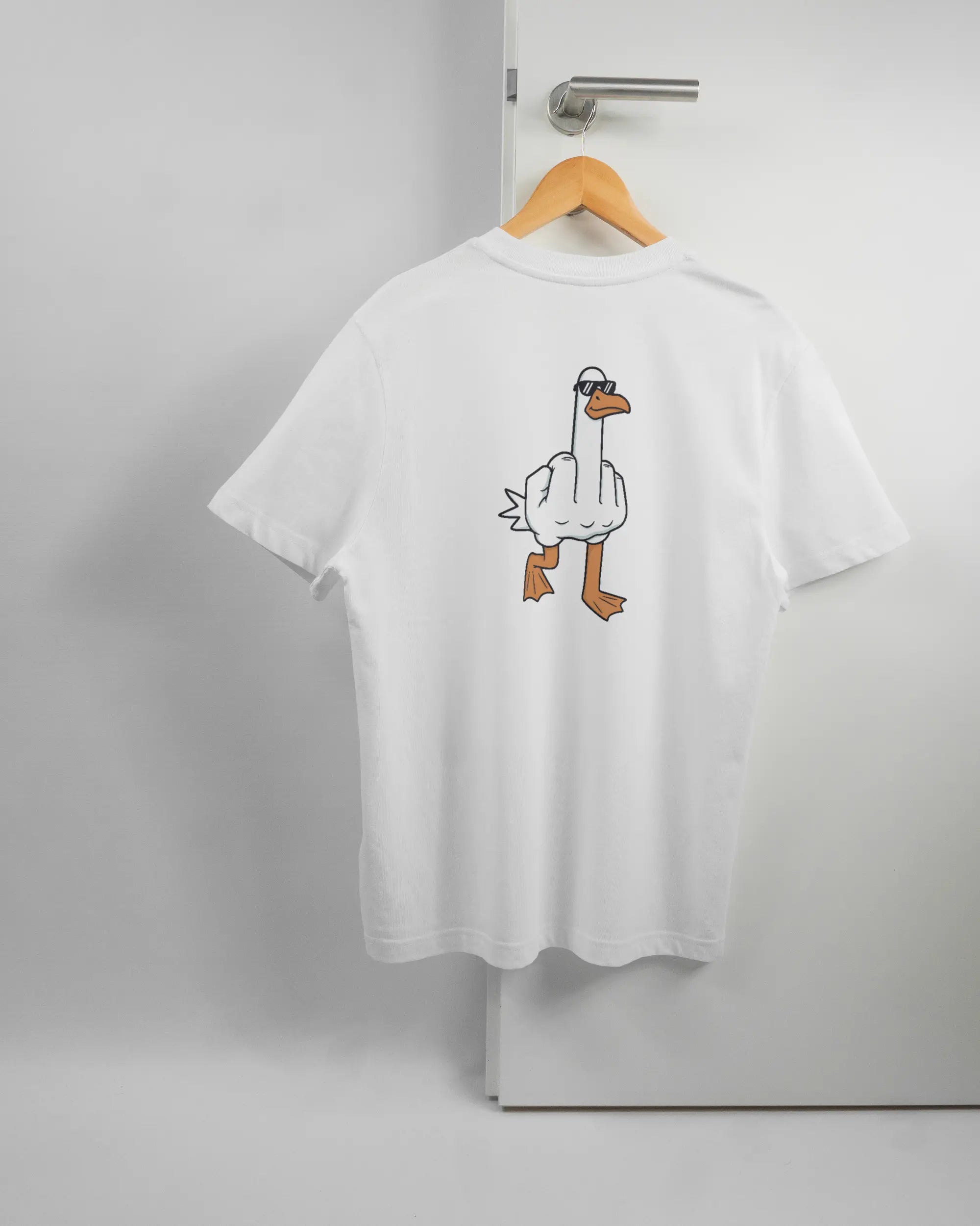 Rückseite des Organic Unisex T-Shirt Relaxed von Maondo mit dem Design I give a duck in der Farbe White und in der Größe S auf einem Bügel an der Türklinke aufgehängt