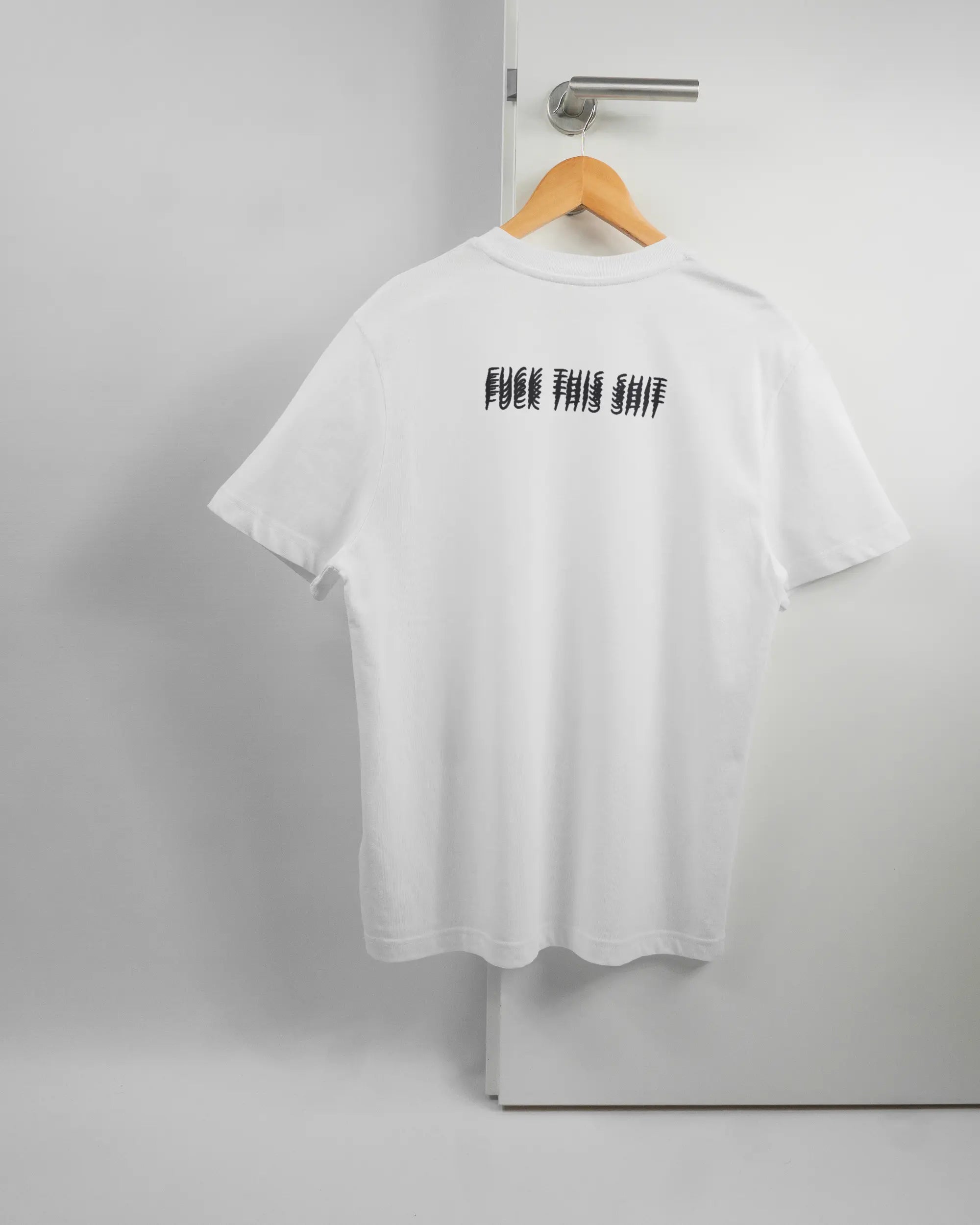 Rückseite des Organic Unisex T-Shirt Relaxed von Maondo mit dem Design Hidden Message in der Farbe White und in der Größe S auf einem Bügel an der Türklinke aufgehängt