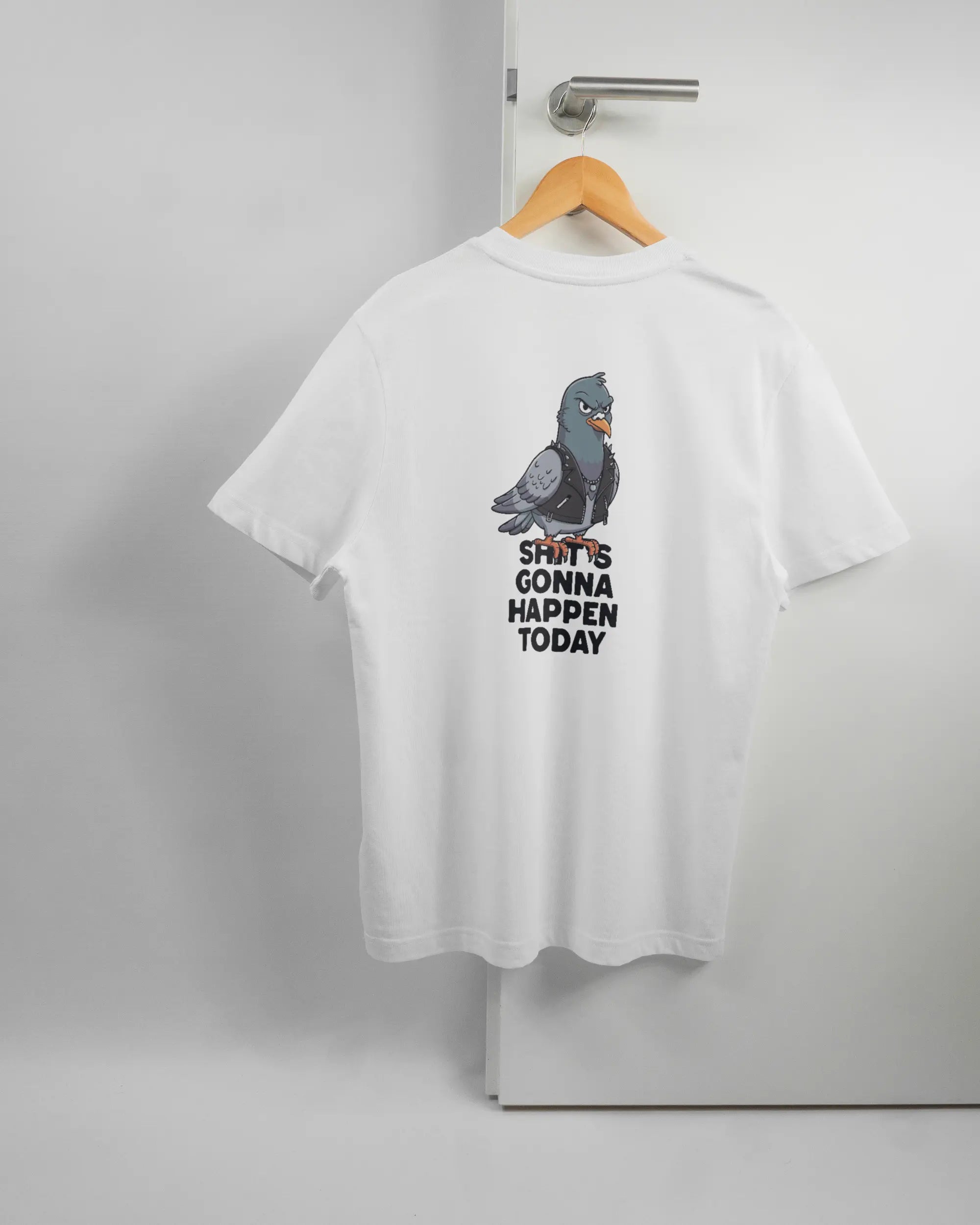 Rückseite des Organic Unisex T-Shirt Relaxed von Maondo mit dem Design Pigeon Pun in der Farbe White und in der Größe S auf einem Bügel an der Türklinke aufgehängt