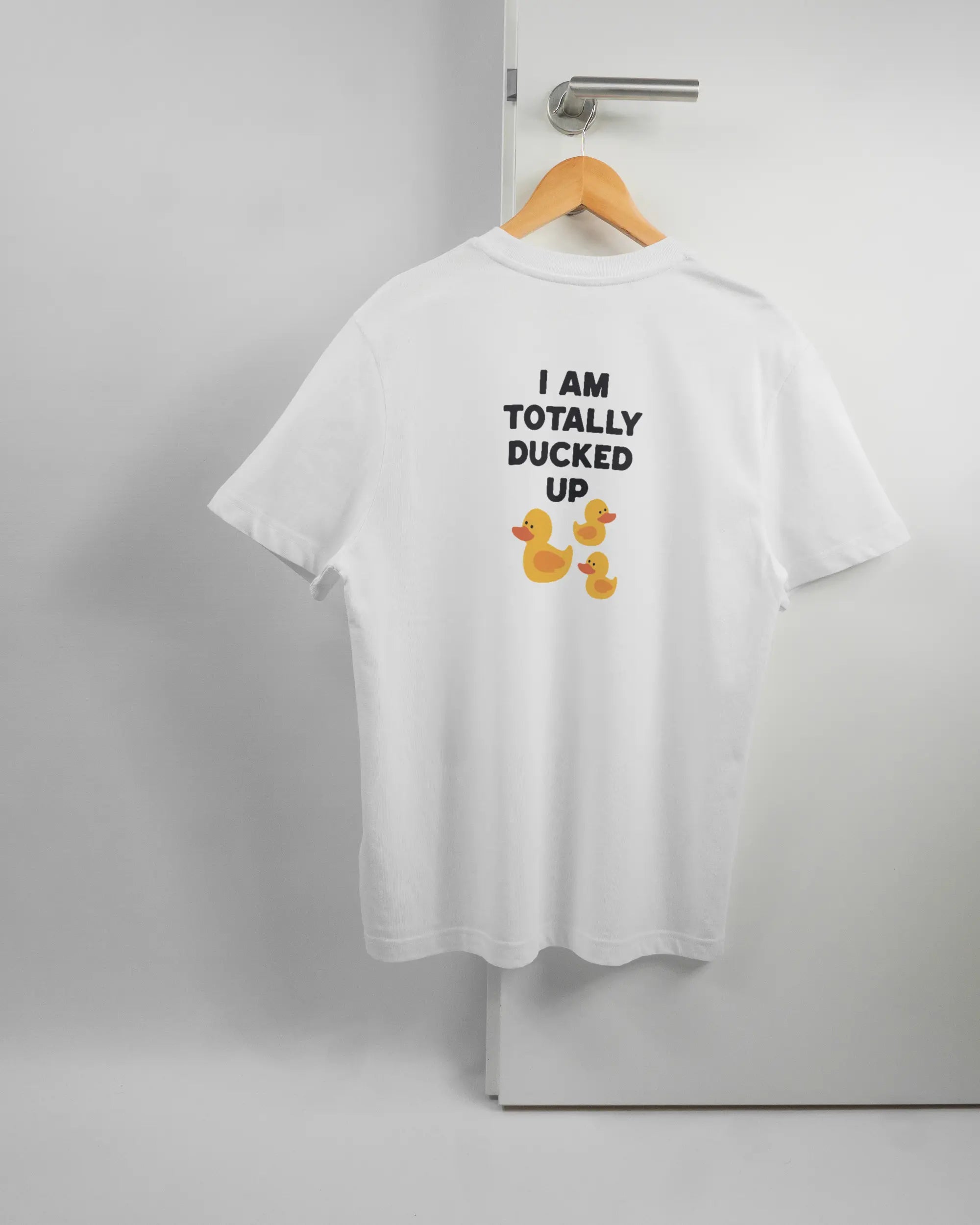 Rückseite des Organic Unisex T-Shirt Relaxed von Maondo mit dem Design Ducked Up in der Farbe White und in der Größe S auf einem Bügel an der Türklinke aufgehängt