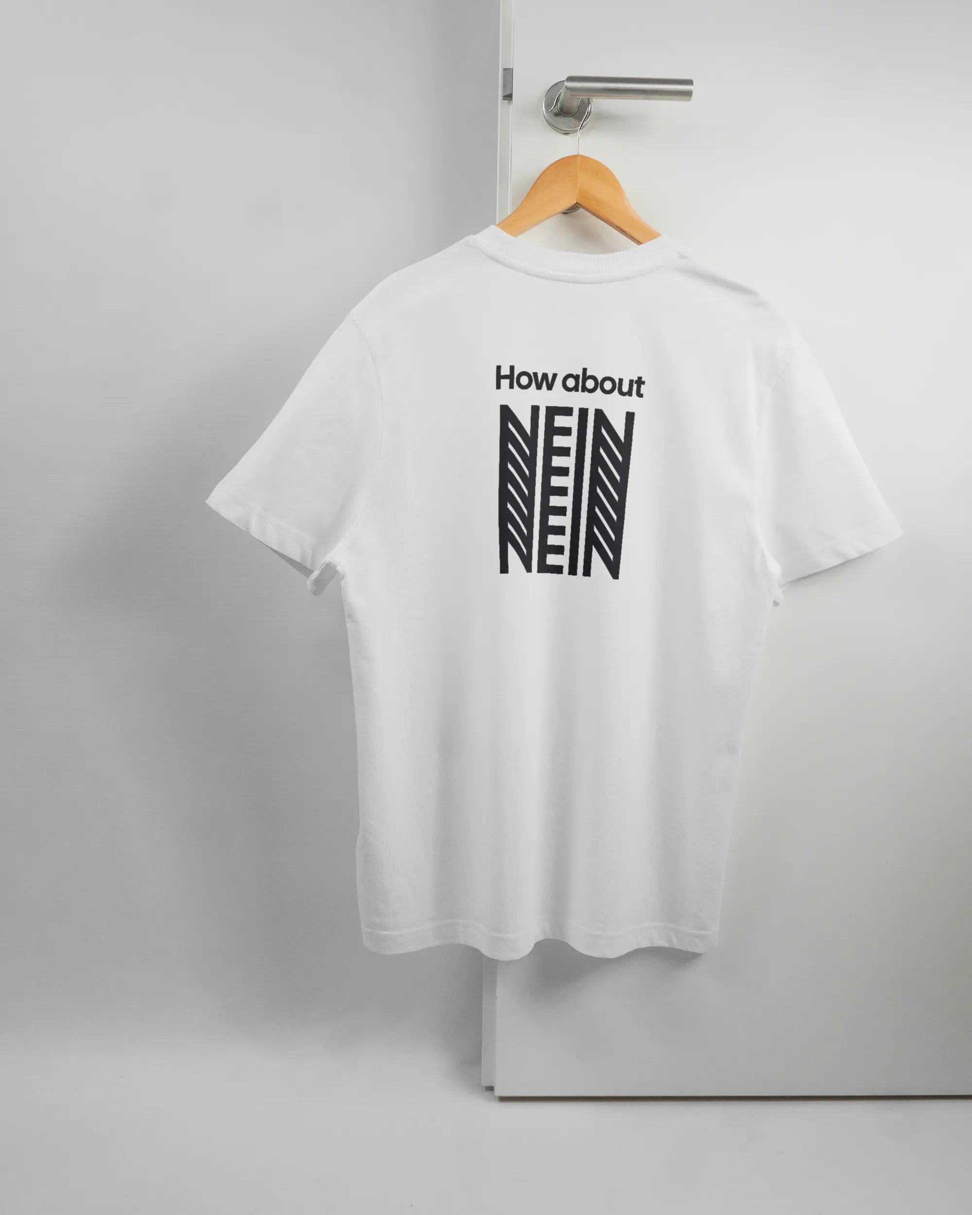 Rückseite des Organic Unisex T-Shirt Relaxed von Maondo mit dem Design How about nein in der Farbe White und in der Größe S auf einem Bügel an der Türklinke aufgehängt