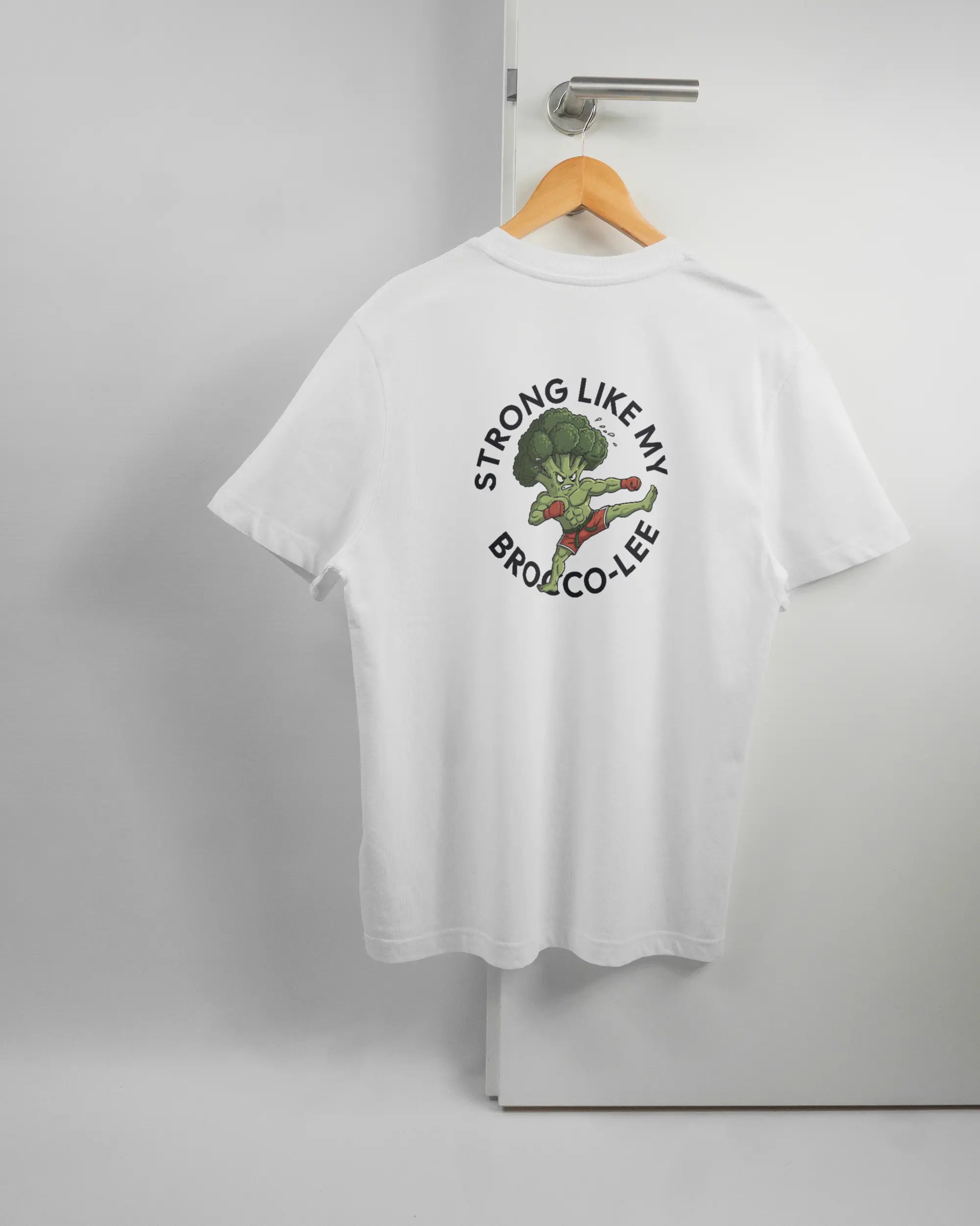 Rückseite des Organic Unisex T-Shirt Relaxed von Maondo mit dem Design Brocco-Lee in der Farbe White und in der Größe S auf einem Bügel an der Türklinke aufgehängt