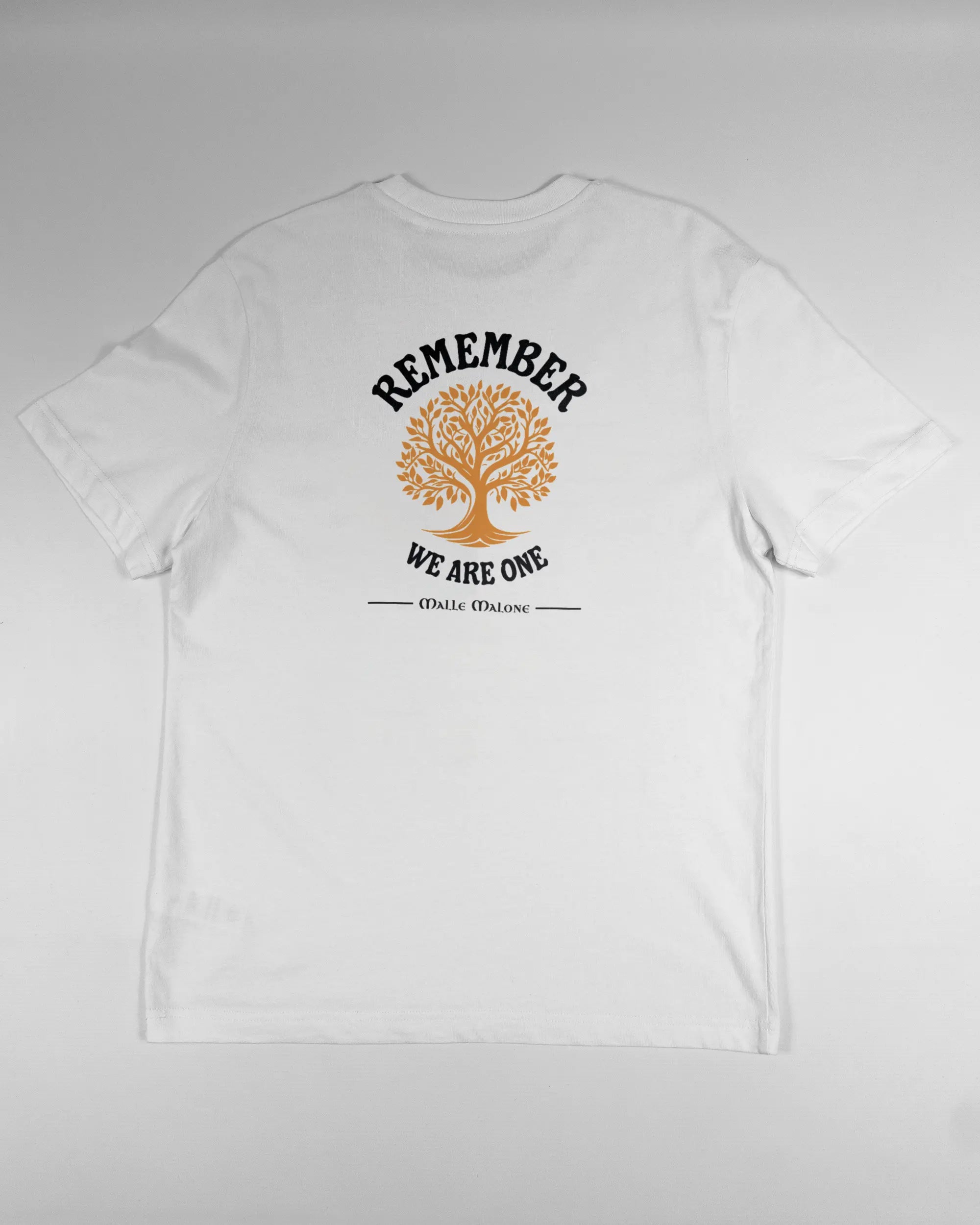 Rückseite des Organic Unisex T-Shirt Relaxed von Maondo mit dem Design We are one in der Farbe White und in der Größe S flach auf den Boden gelegt