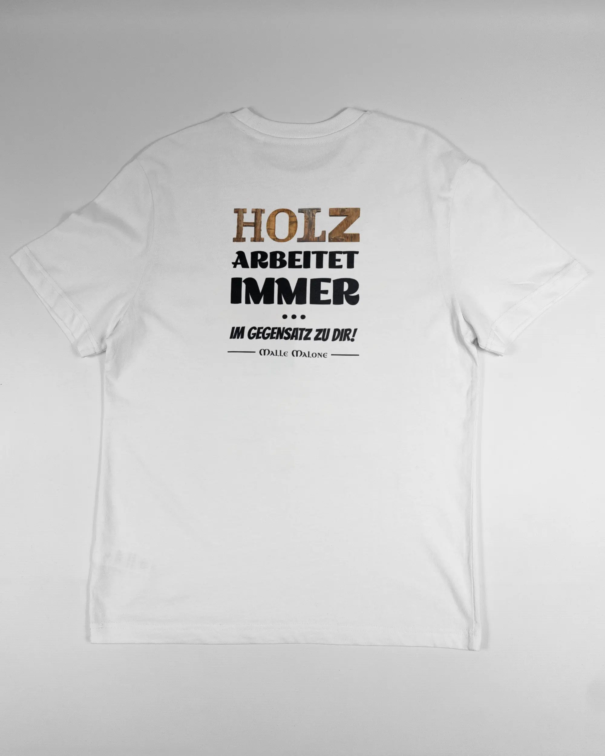 Rückseite des Organic Unisex T-Shirt Relaxed von Maondo mit dem Design Holzarbeit in der Farbe White und in der Größe S flach auf den Boden gelegt