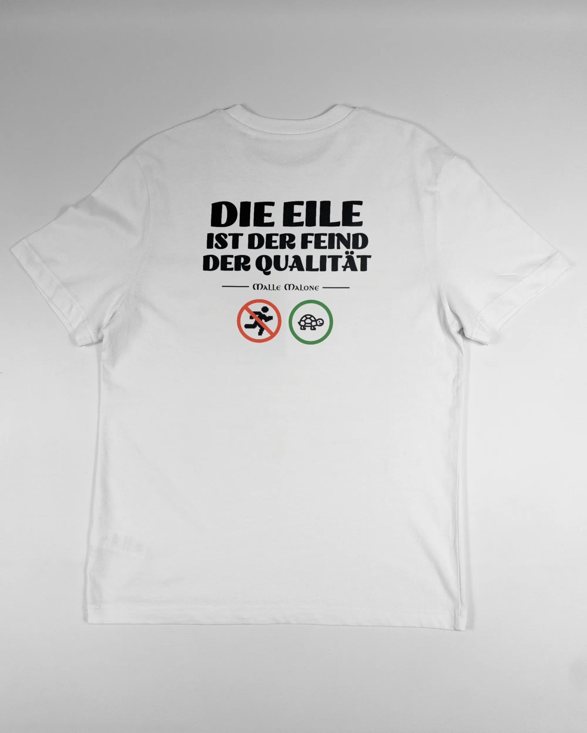 Rückseite des Organic Unisex T-Shirt Relaxed von Maondo mit dem Design Keine Eile in der Farbe White und in der Größe S flach auf den Boden gelegt