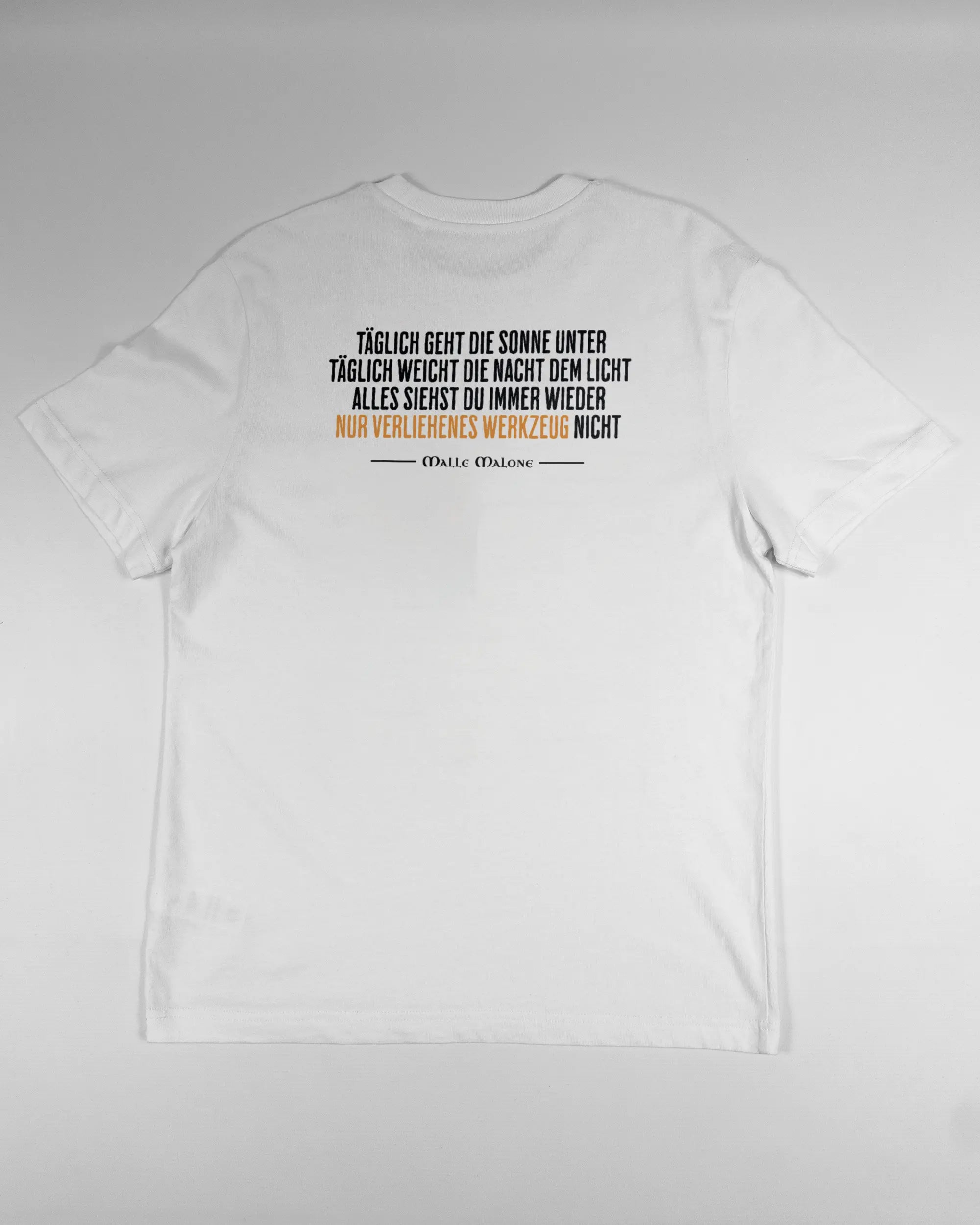 Rückseite des Organic Unisex T-Shirt Relaxed von Maondo mit dem Design Wegzeug in der Farbe White und in der Größe S flach auf den Boden gelegt