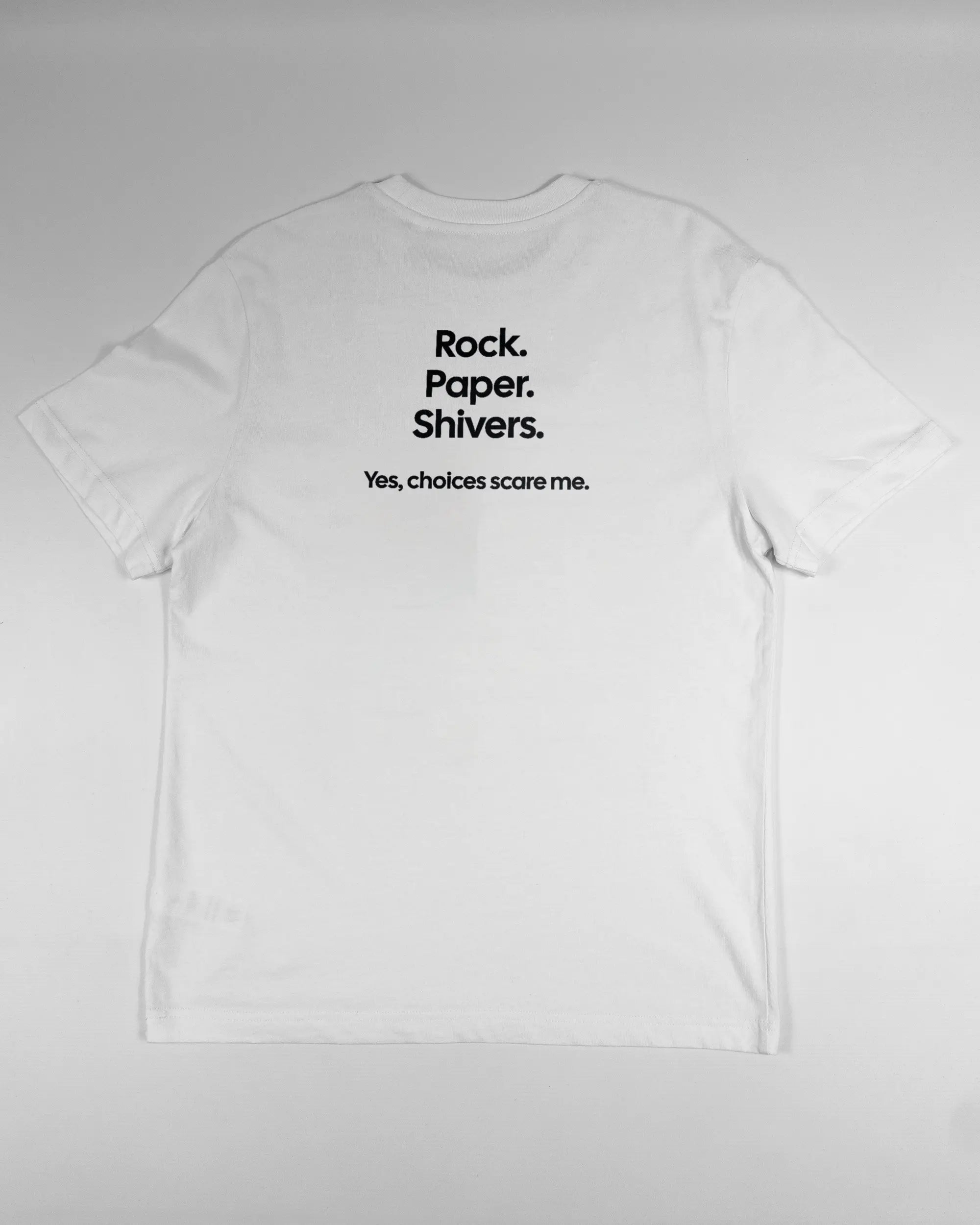 Rückseite des Organic Unisex T-Shirt Relaxed von Maondo mit dem Design Rock Paper Shivers in der Farbe White und in der Größe S flach auf den Boden gelegt