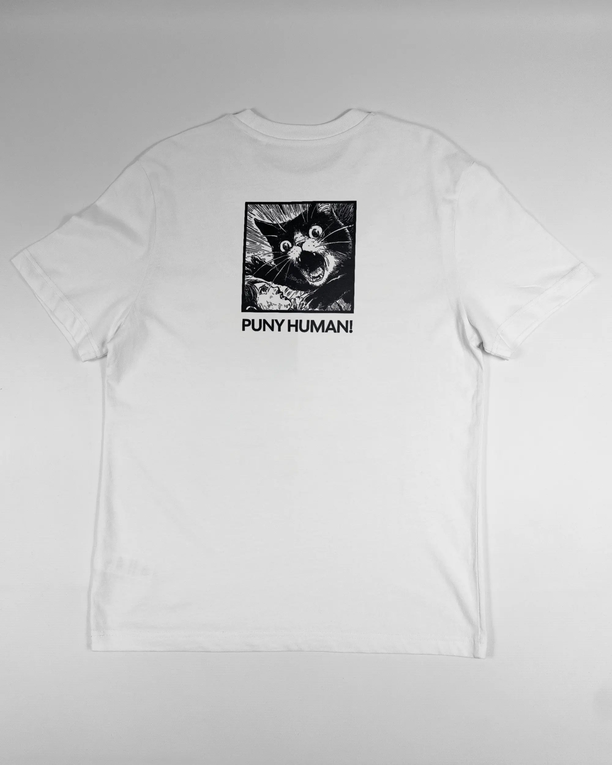 Rückseite des Organic Unisex T-Shirt Relaxed von Maondo mit dem Design Puny Human in der Farbe White und in der Größe S flach auf den Boden gelegt