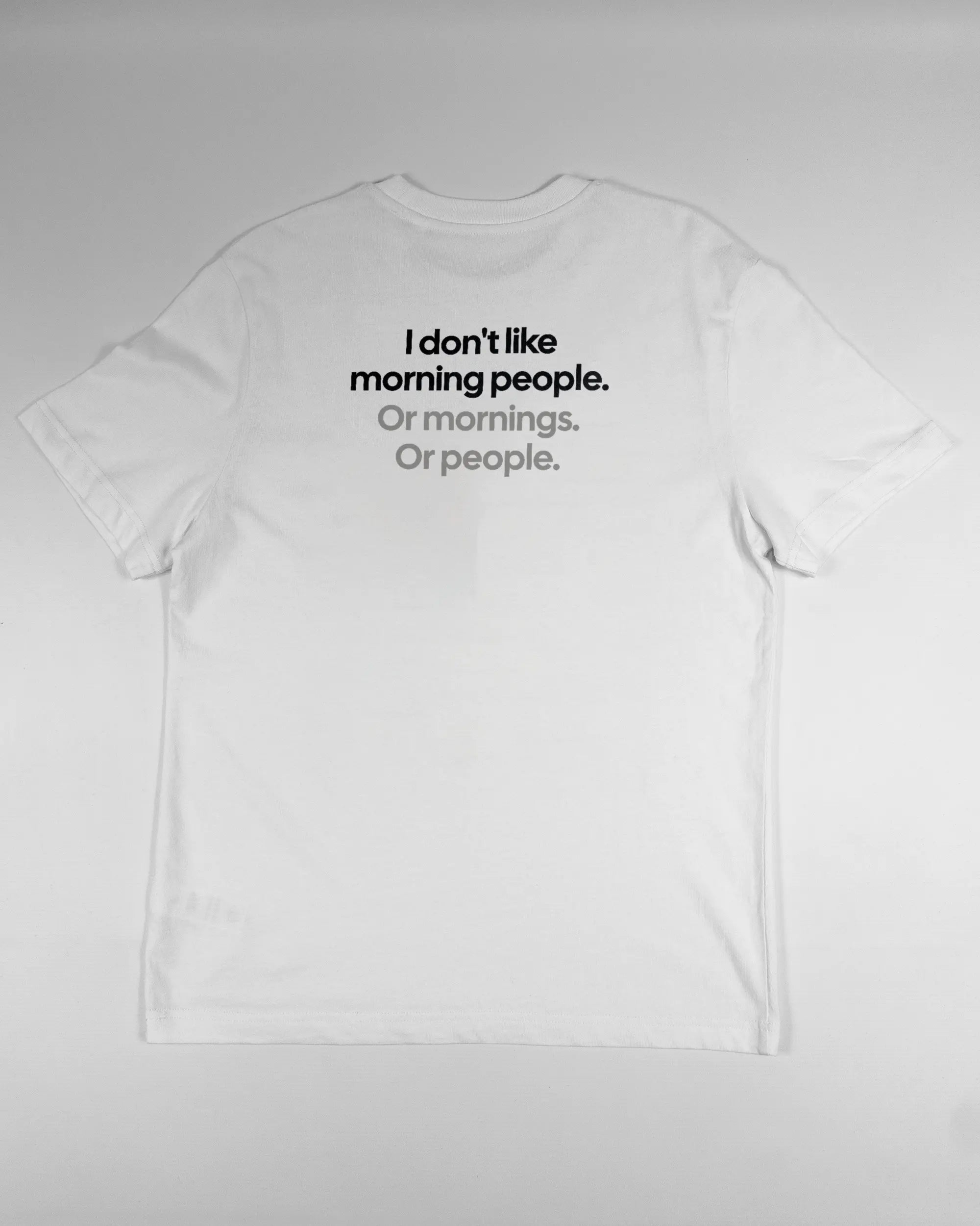 Rückseite des Organic Unisex T-Shirt Relaxed von Maondo mit dem Design Morning Person in der Farbe White und in der Größe S flach auf den Boden gelegt