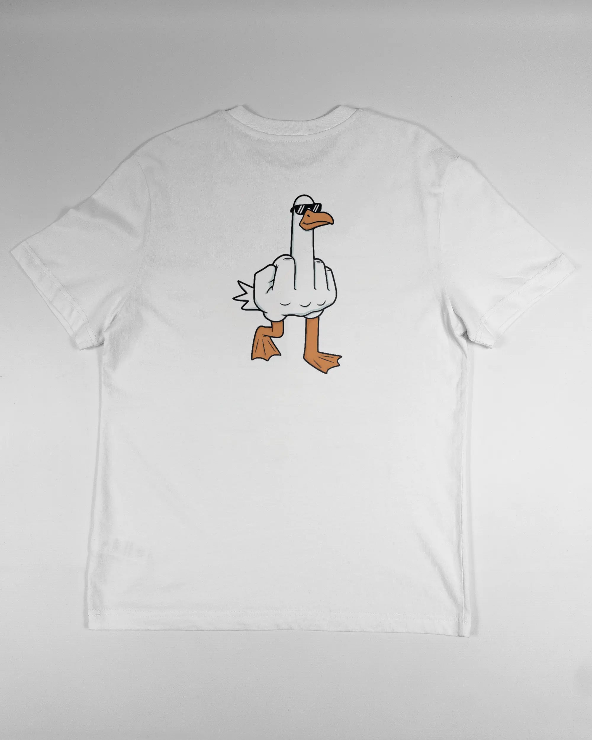 Rückseite des Organic Unisex T-Shirt Relaxed von Maondo mit dem Design I give a duck in der Farbe White und in der Größe S flach auf den Boden gelegt