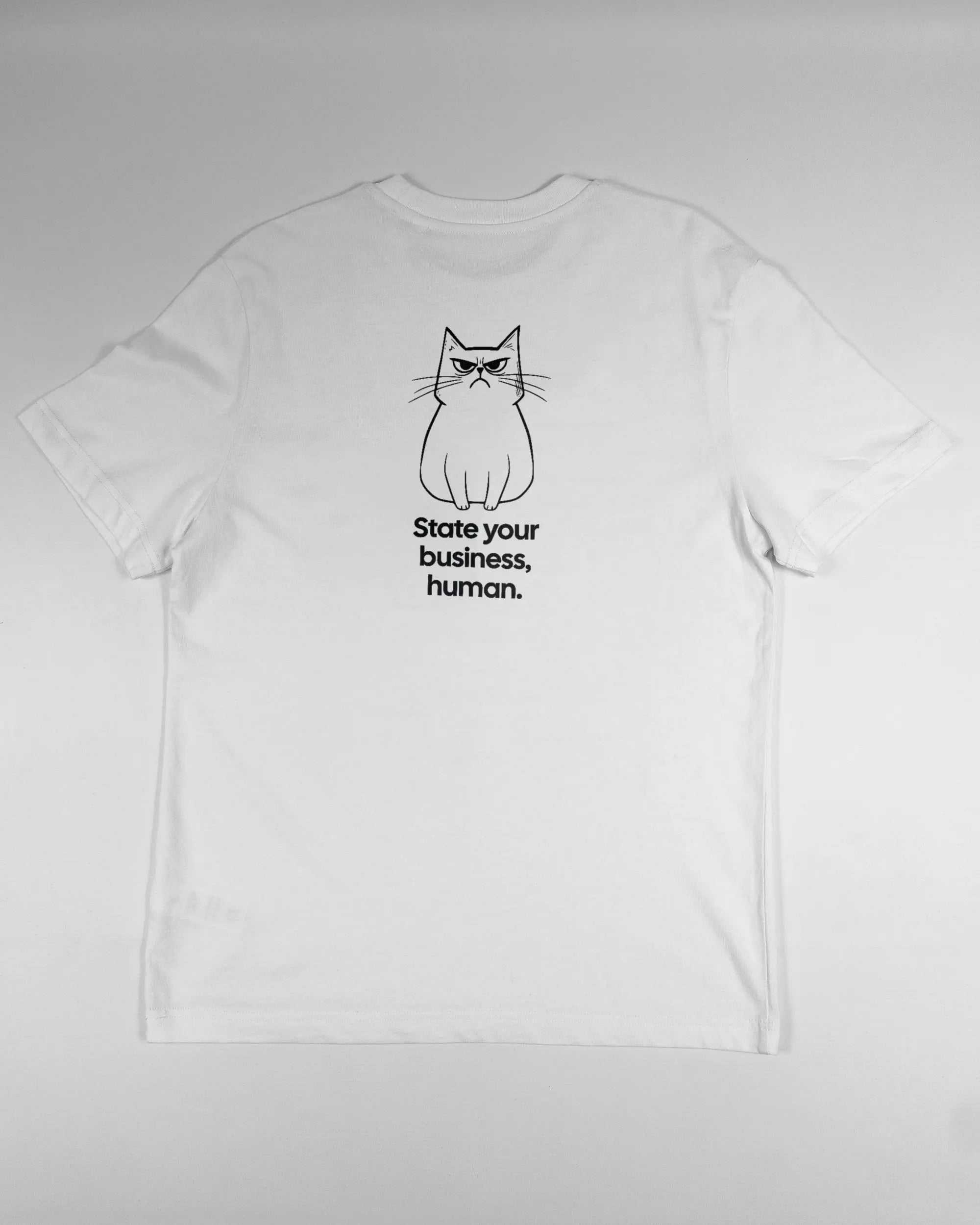 Rückseite des Organic Unisex T-Shirt Relaxed von Maondo mit dem Design Grumpy Purr in der Farbe White und in der Größe S flach auf den Boden gelegt