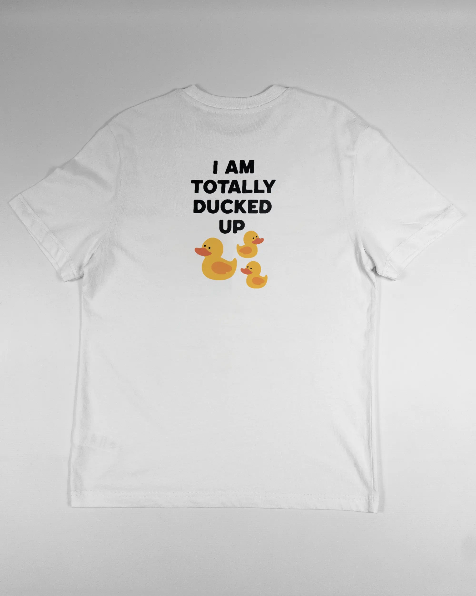 Rückseite des Organic Unisex T-Shirt Relaxed von Maondo mit dem Design Ducked Up in der Farbe White und in der Größe S flach auf den Boden gelegt