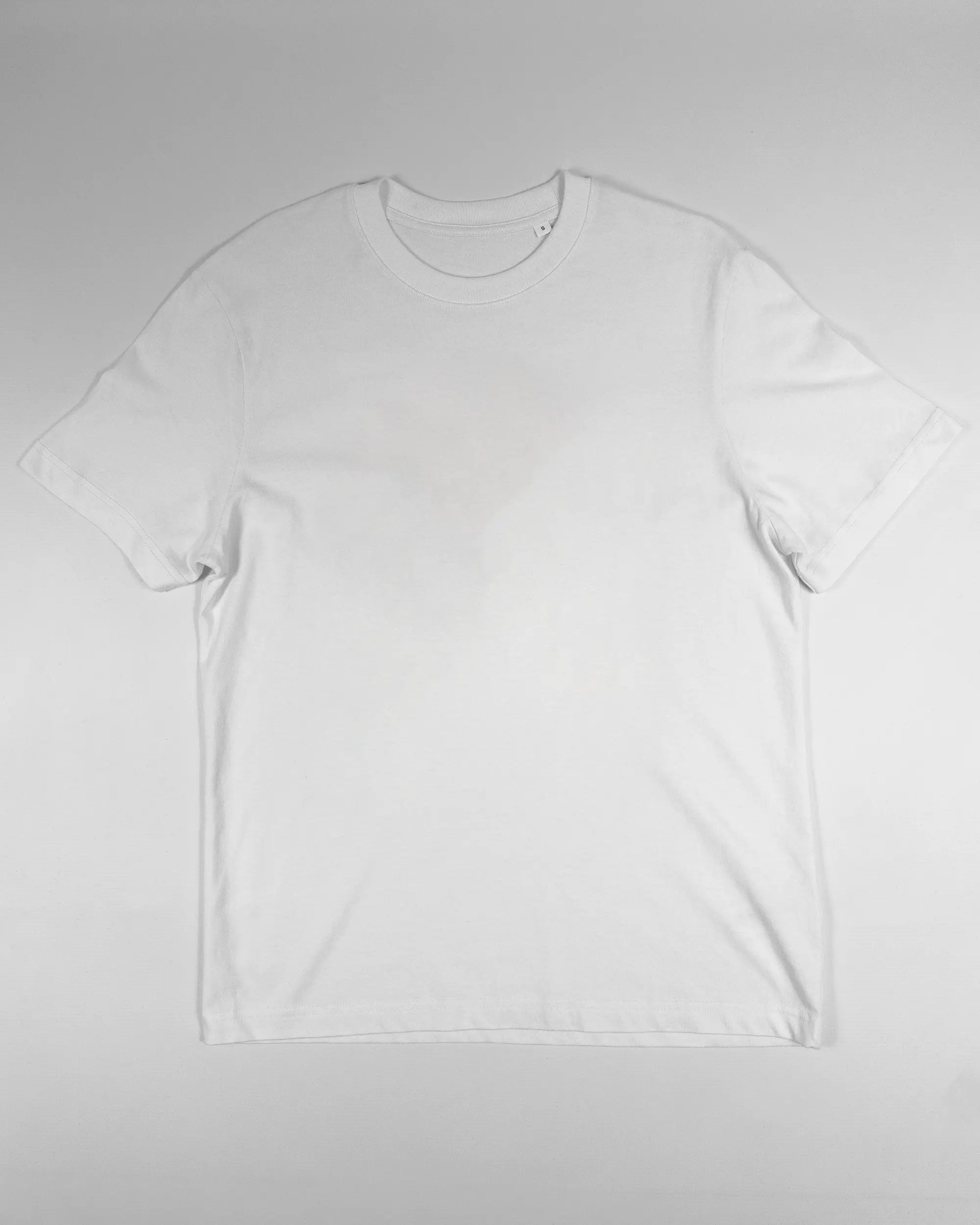 Vorderseite des Organic Unisex T-Shirt Relaxed von Maondo ohne Motiv in der Farbe White und in der Größe S flach auf den Boden gelegt