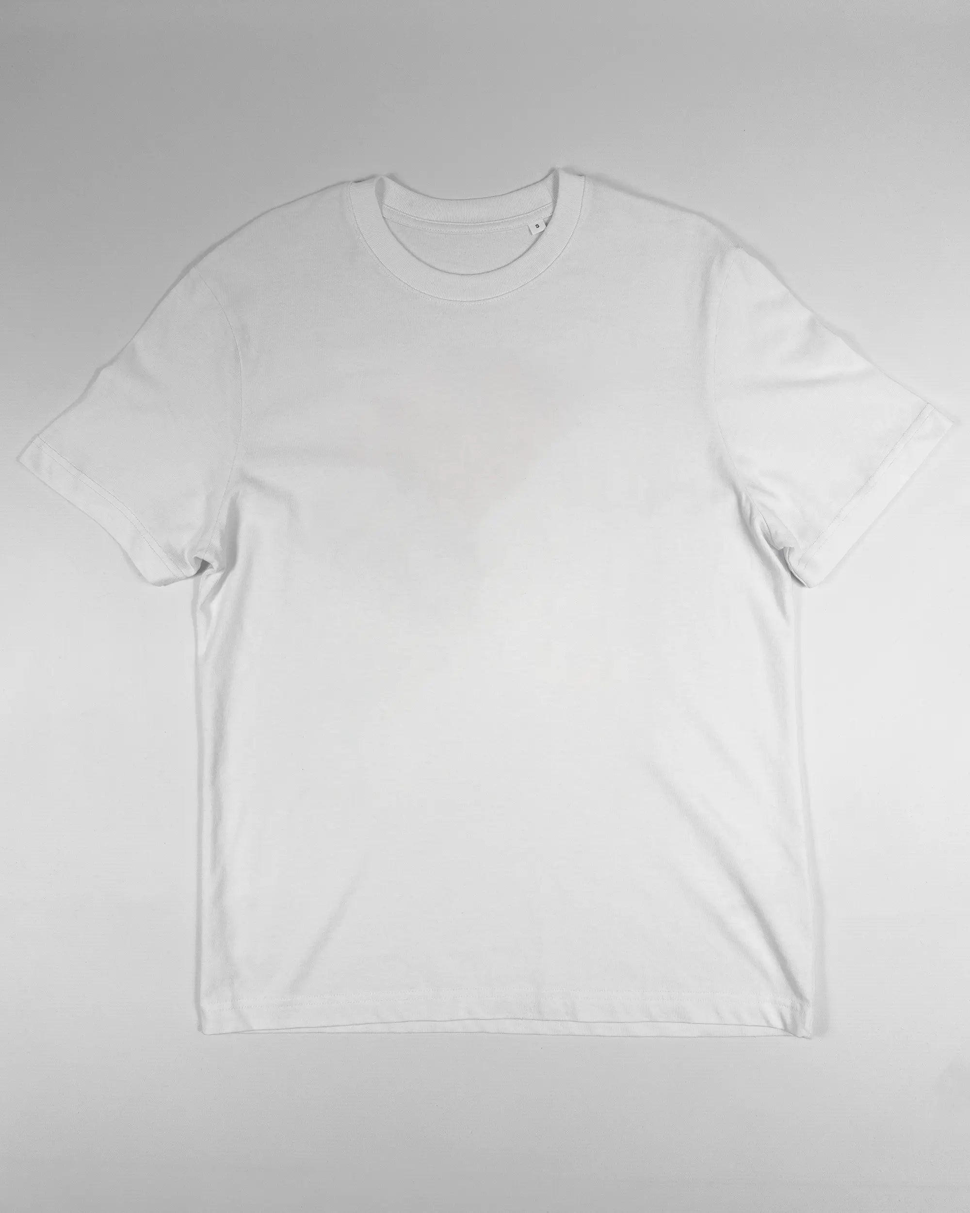 Vorderseite des Organic Unisex T-Shirt Relaxed von Maondo ohne Motiv in der Farbe White und in der Größe S flach auf den Boden gelegt