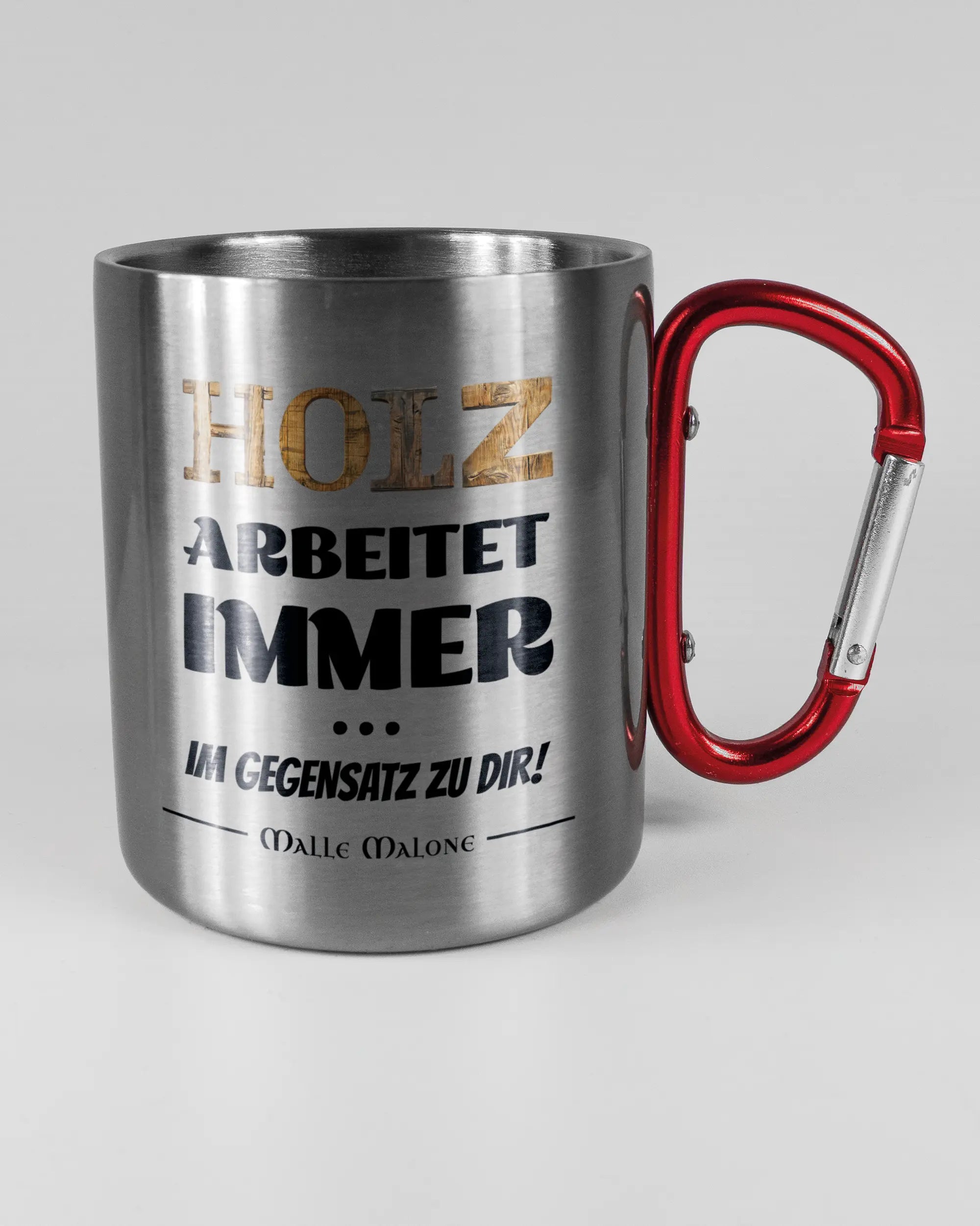 Alternativbild, das die rechte Seite der beidseitig bedruckten Edelstahltasse von Maondo mit dem Design Holzarbeit in der Farbe Metallic-Red auf einem Holztisch zeigt