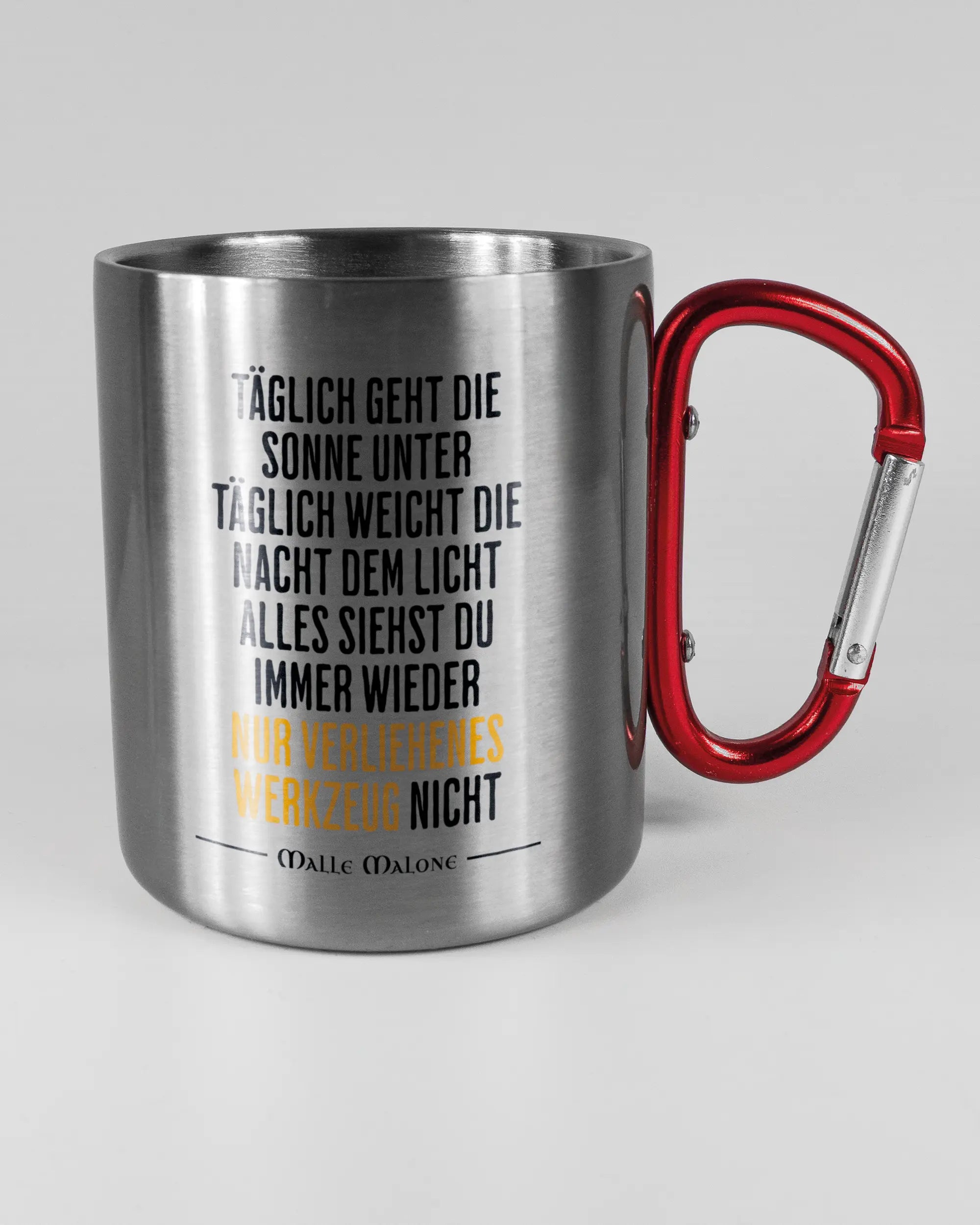 Alternativbild, das die rechte Seite der beidseitig bedruckten Edelstahltasse von Maondo mit dem Design Wegzeug in der Farbe Metallic-Red auf einem Holztisch zeigt