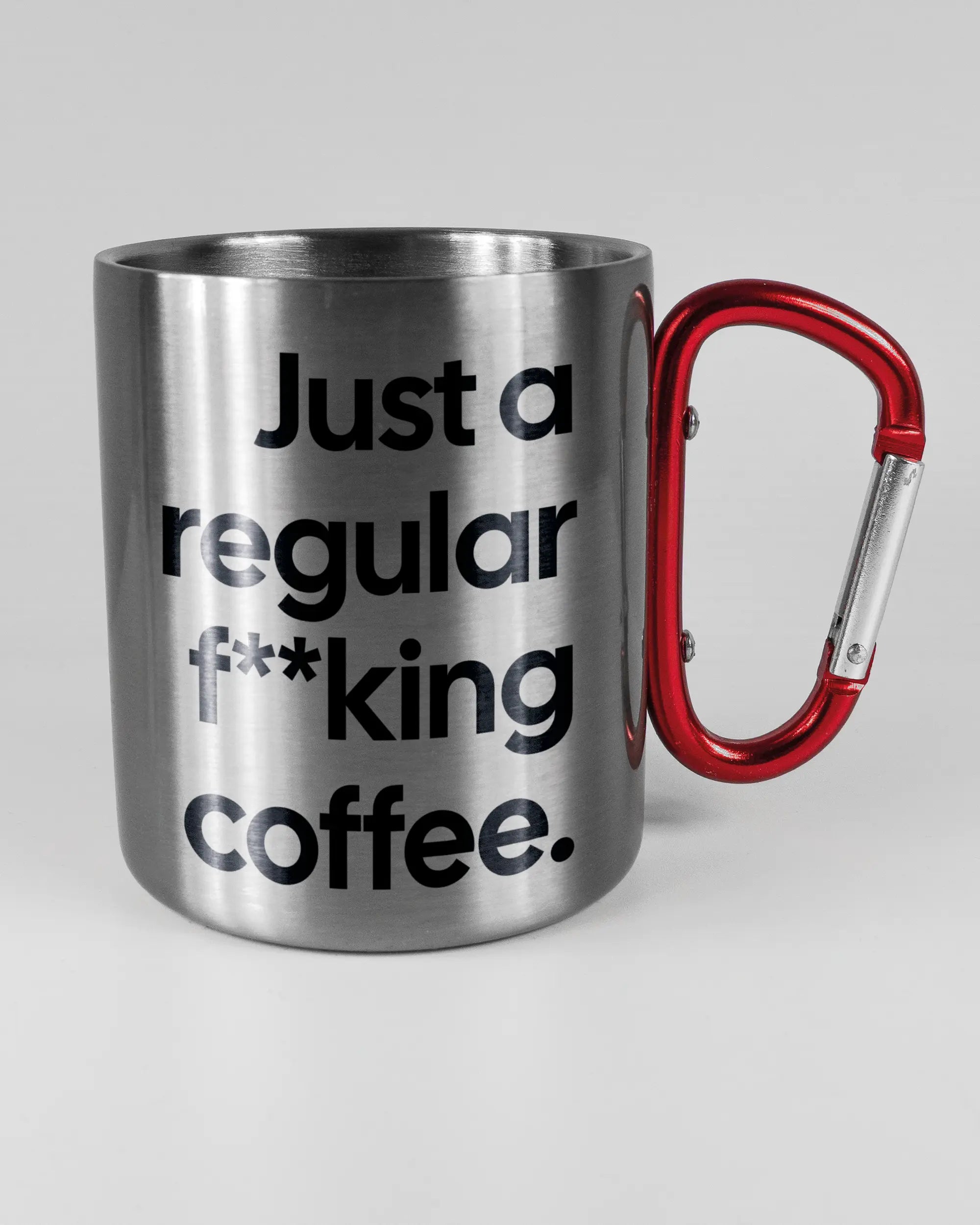 Alternativbild, das die rechte Seite der beidseitig bedruckten Edelstahltasse von Maondo mit dem Design Regular Coffee in der Farbe Metallic-Red auf einem Holztisch zeigt