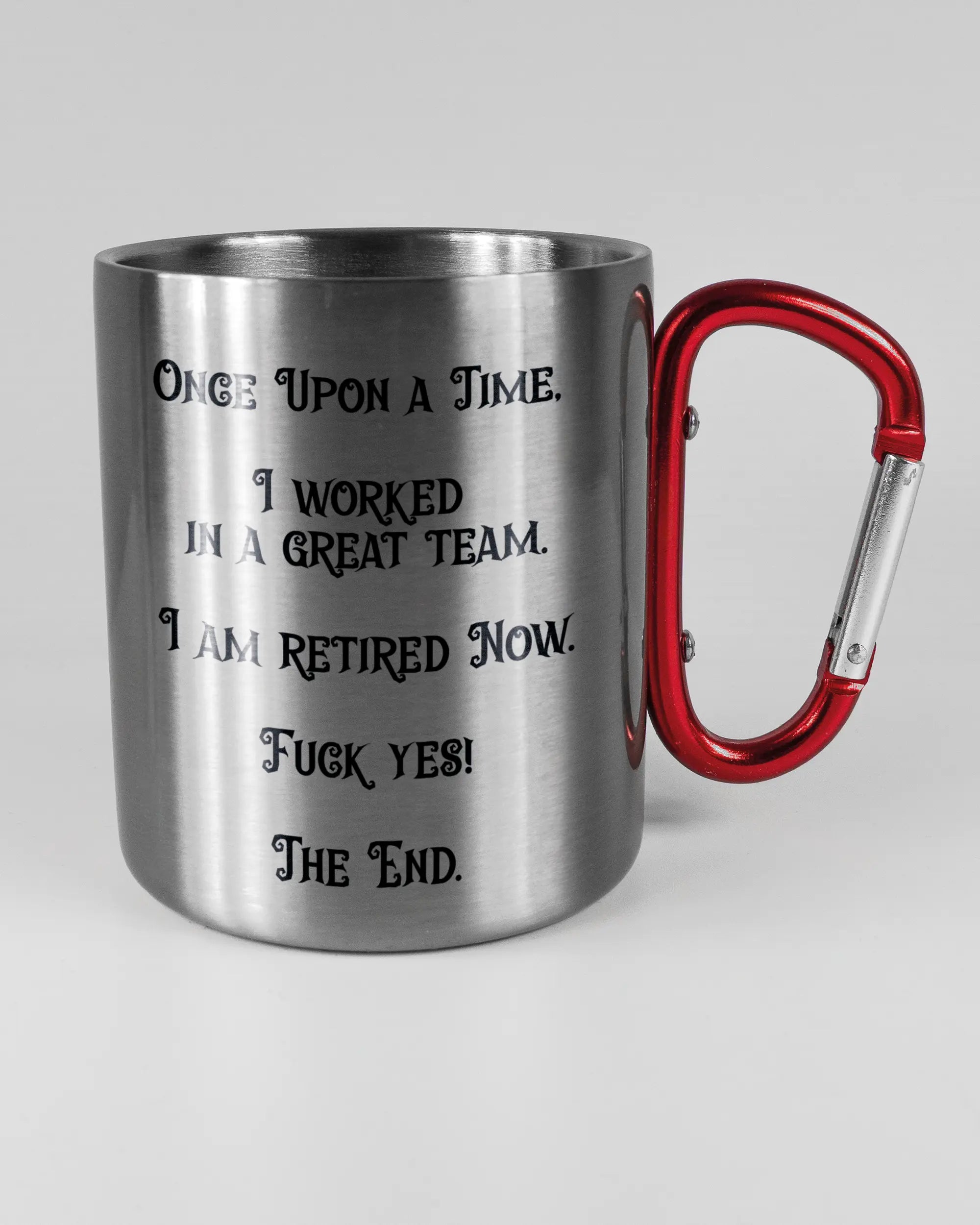 Alternativbild, das die rechte Seite der beidseitig bedruckten Edelstahltasse von Maondo mit dem Design Finally Retired in der Farbe Metallic-Red auf einem Holztisch zeigt