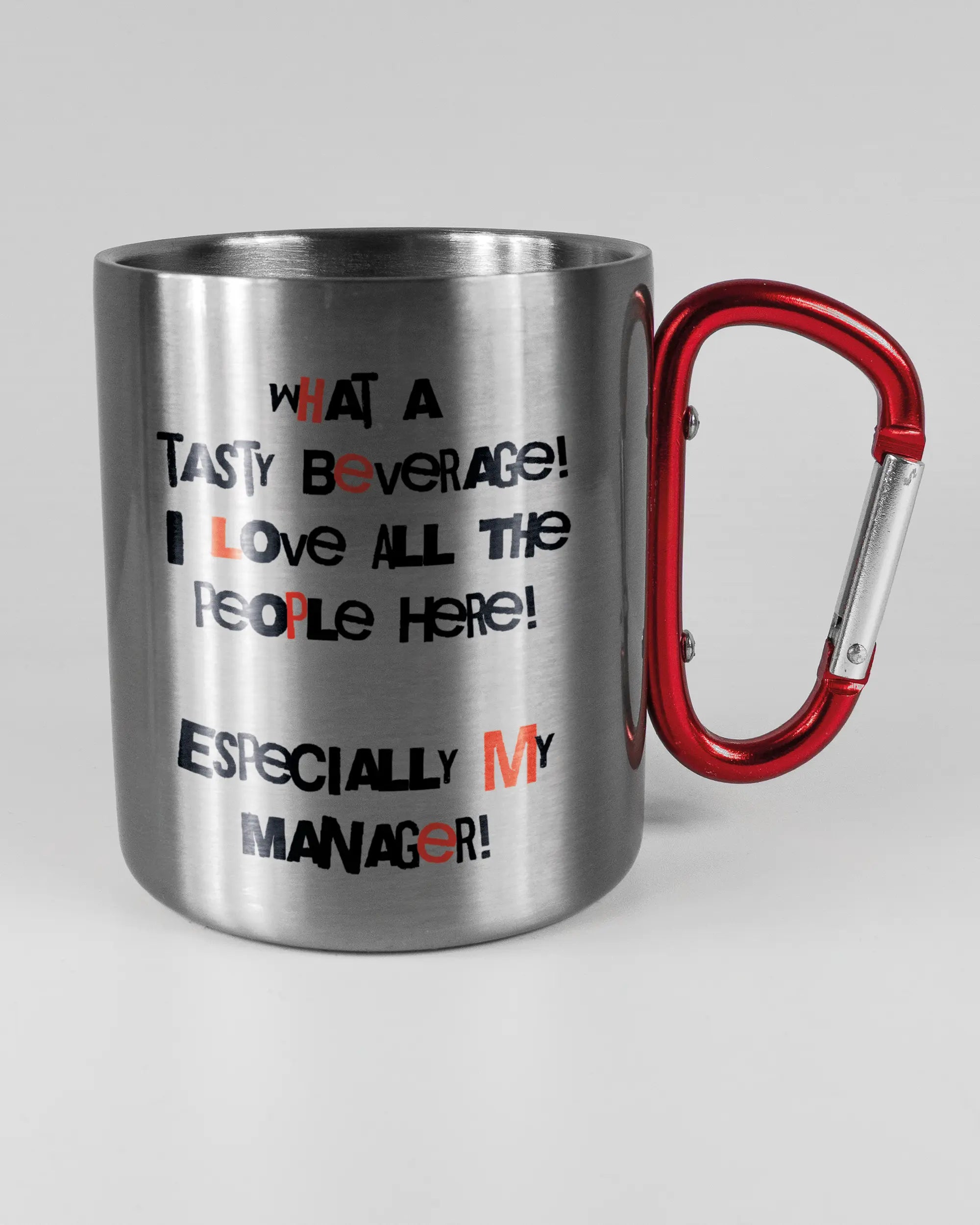 Alternativbild, das die rechte Seite der beidseitig bedruckten Edelstahltasse von Maondo mit dem Design Help me in der Farbe Metallic-Red auf einem Holztisch zeigt