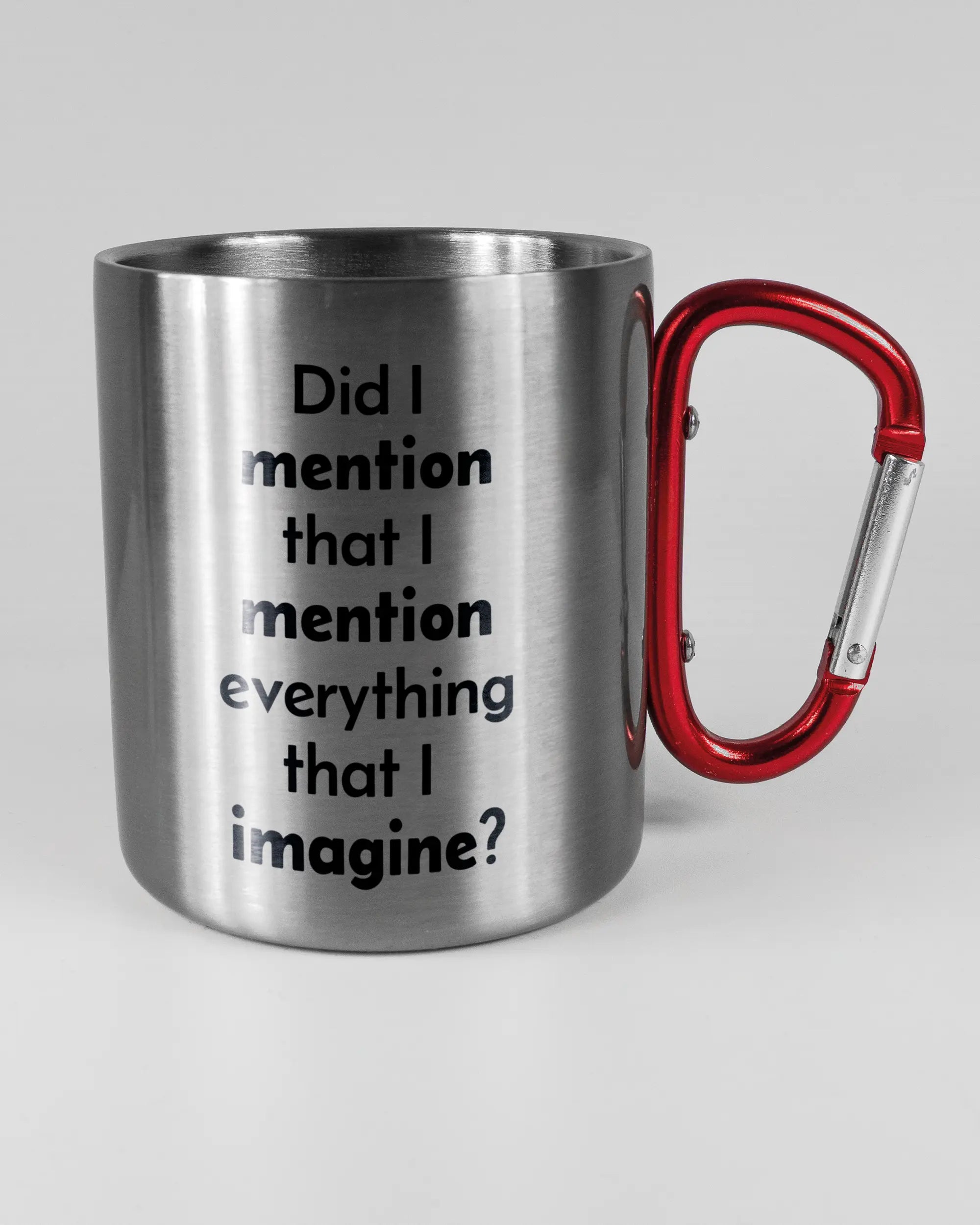 Alternativbild, das die rechte Seite der beidseitig bedruckten Edelstahltasse von Maondo mit dem Design Did I mention in der Farbe Metallic-Red auf einem Holztisch zeigt