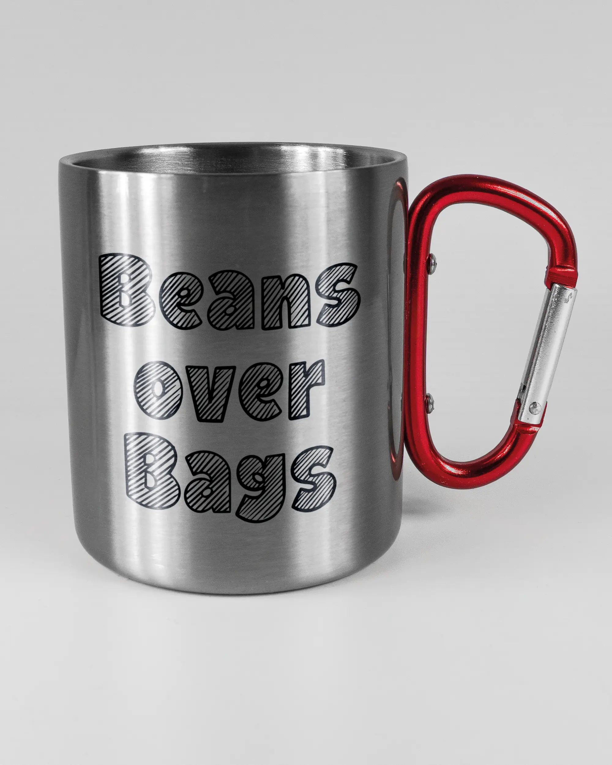 Alternativbild, das die rechte Seite der beidseitig bedruckten Edelstahltasse von Maondo mit dem Design Beans over Bags in der Farbe Metallic-Red auf einem Holztisch zeigt