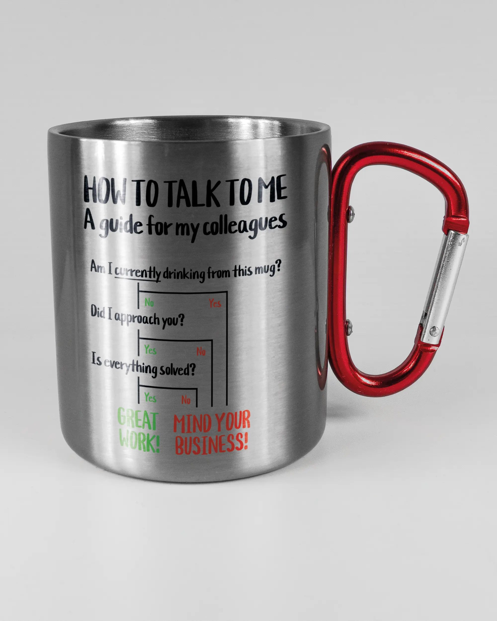 Alternativbild, das die rechte Seite der beidseitig bedruckten Edelstahltasse von Maondo mit dem Design Colleagues Guide in der Farbe Metallic-Red auf einem Holztisch zeigt