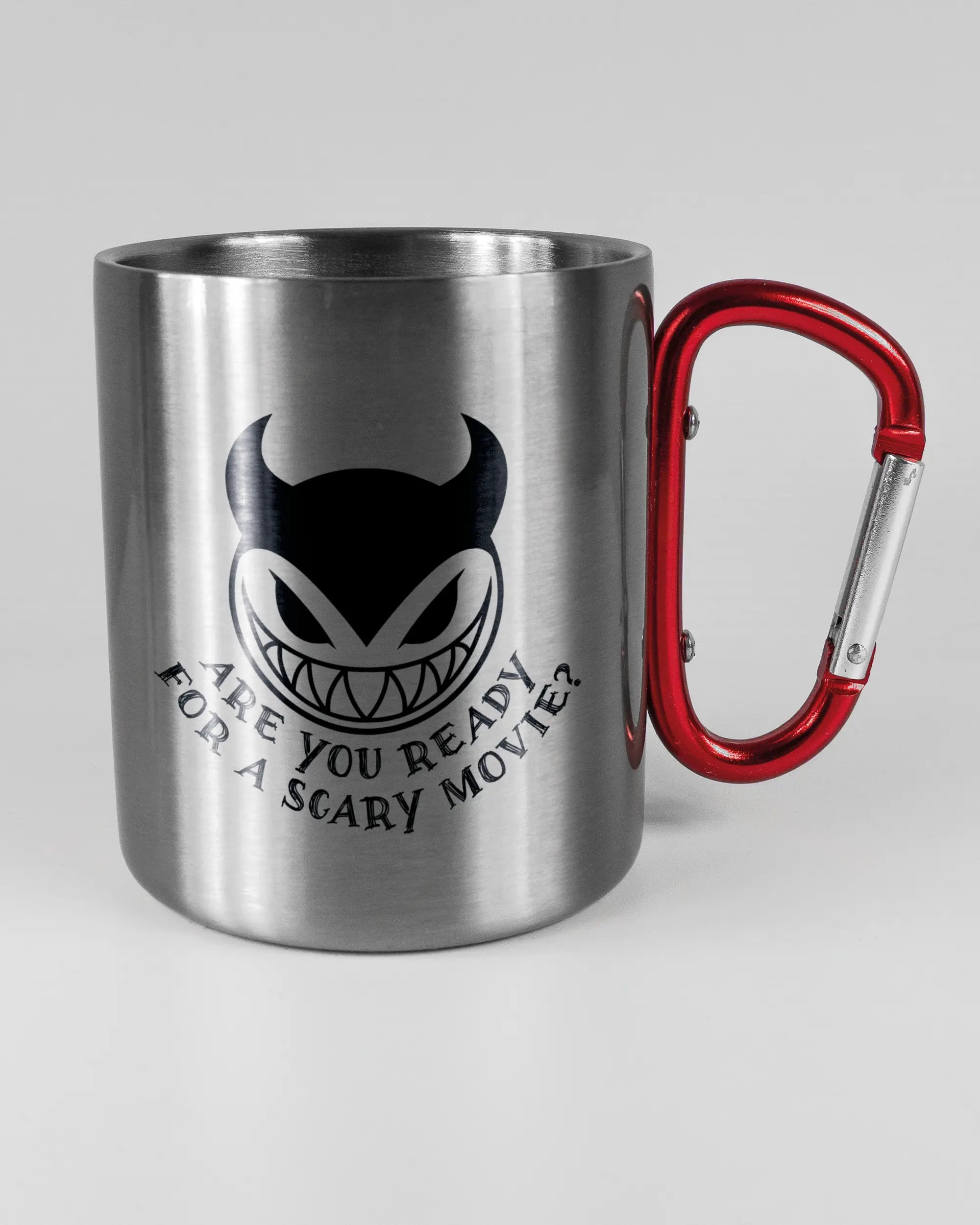 Alternativbild, das die rechte Seite der beidseitig bedruckten Edelstahltasse von Maondo mit dem Design Scary Movie in der Farbe Metallic-Red auf einem Holztisch zeigt