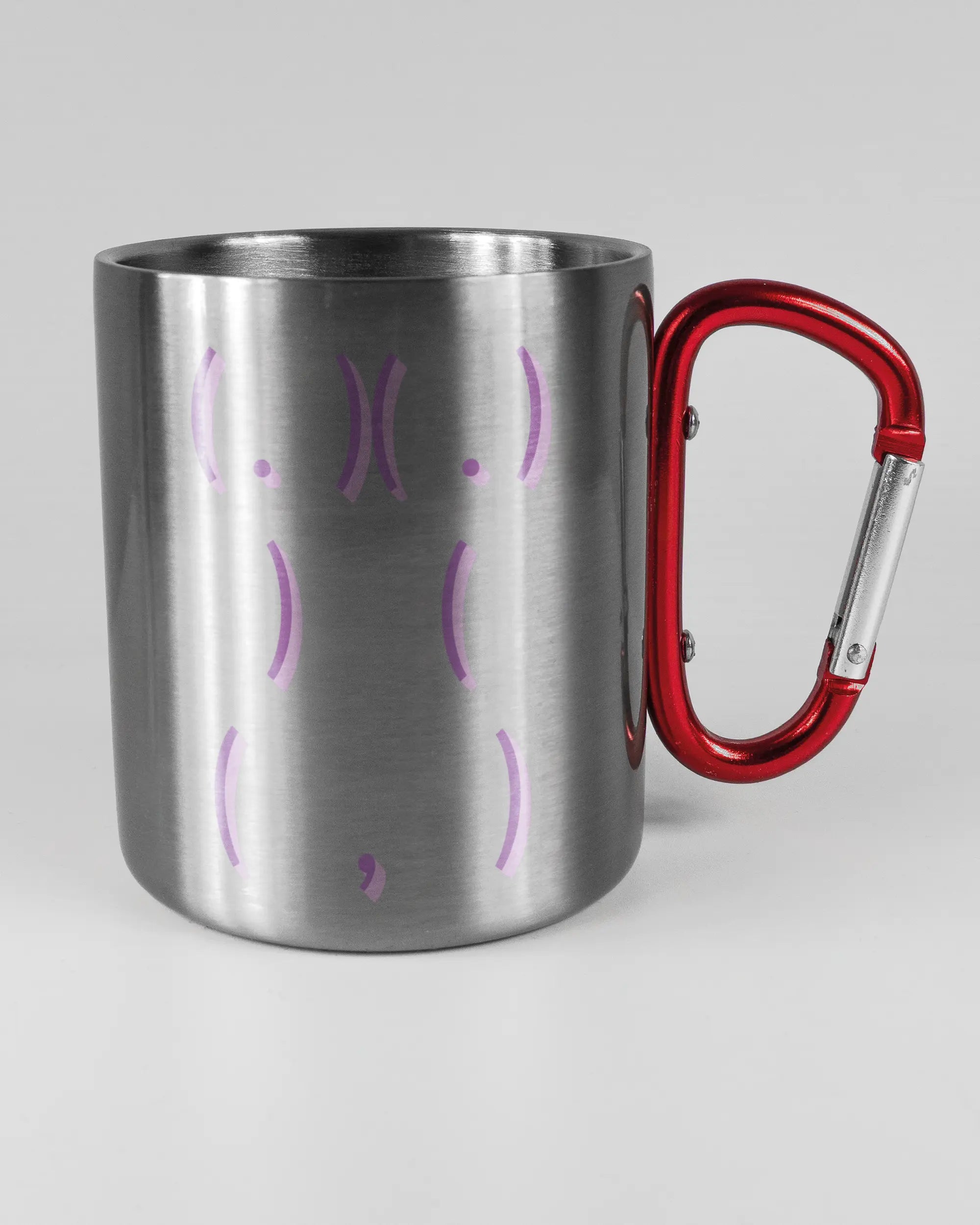 Alternativbild, das die rechte Seite der beidseitig bedruckten Edelstahltasse von Maondo mit dem Design Body Language in der Farbe Metallic-Red auf einem Holztisch zeigt