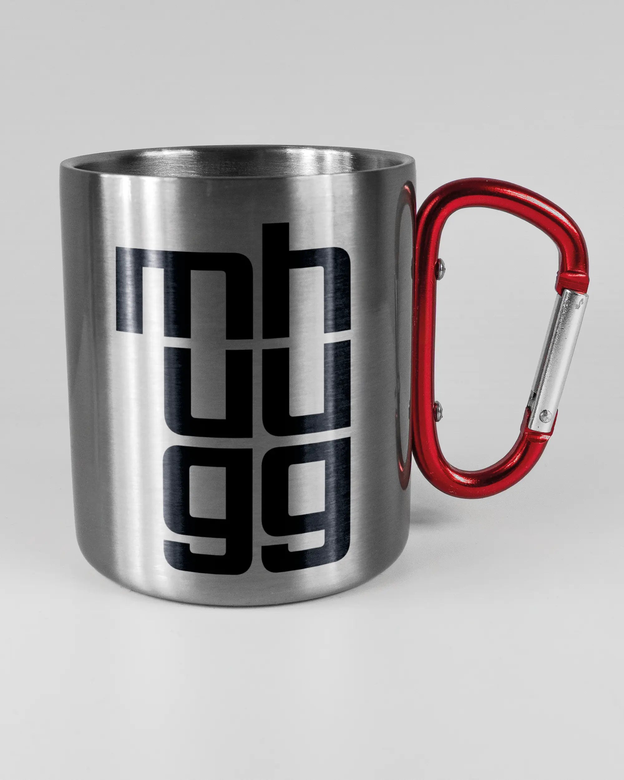 Alternativbild, das die rechte Seite der beidseitig bedruckten Edelstahltasse von Maondo mit dem Design Hug Mug in der Farbe Metallic-Red auf einem Holztisch zeigt