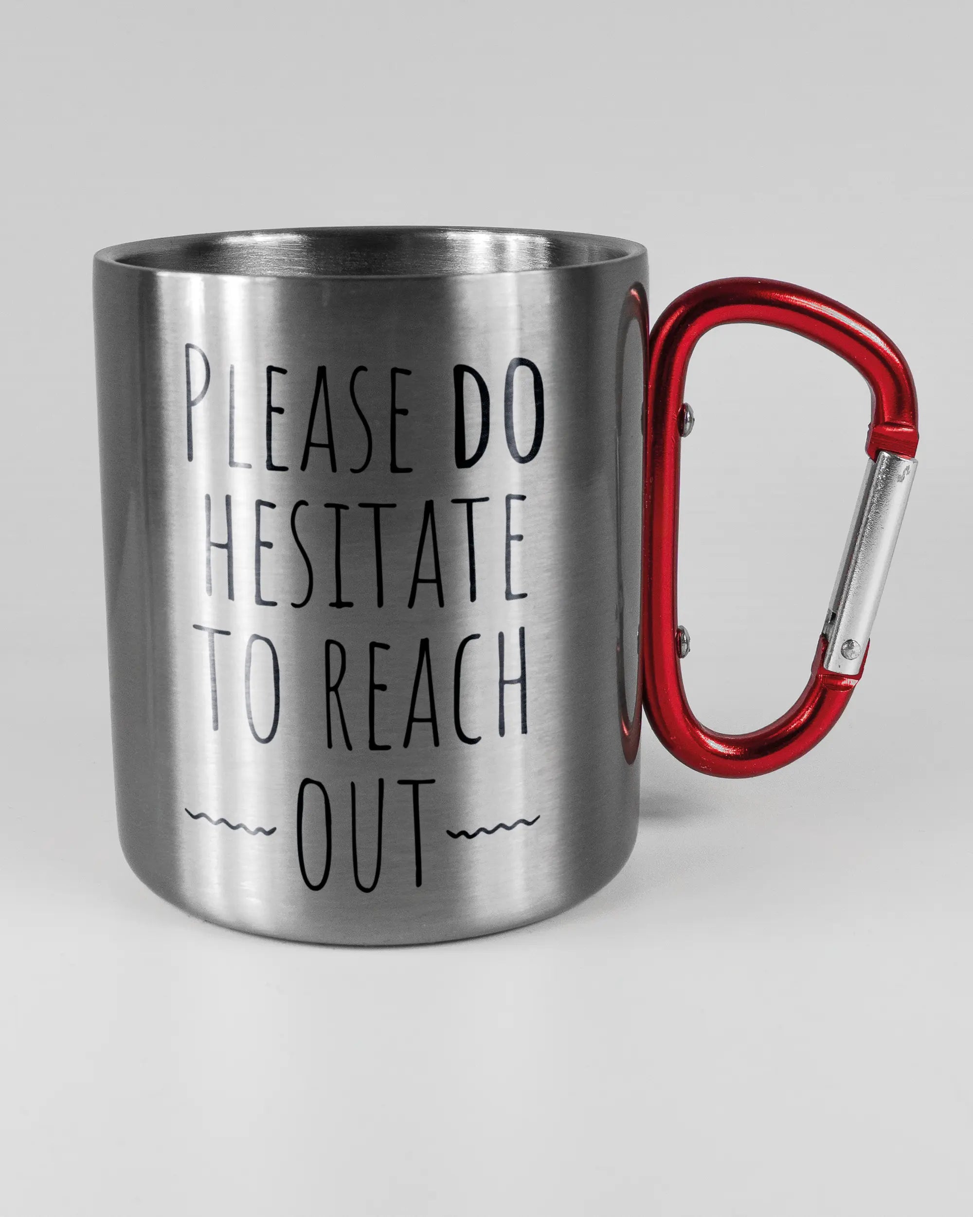 Alternativbild, das die rechte Seite der beidseitig bedruckten Edelstahltasse von Maondo mit dem Design Please Hesitate in der Farbe Metallic-Red auf einem Holztisch zeigt