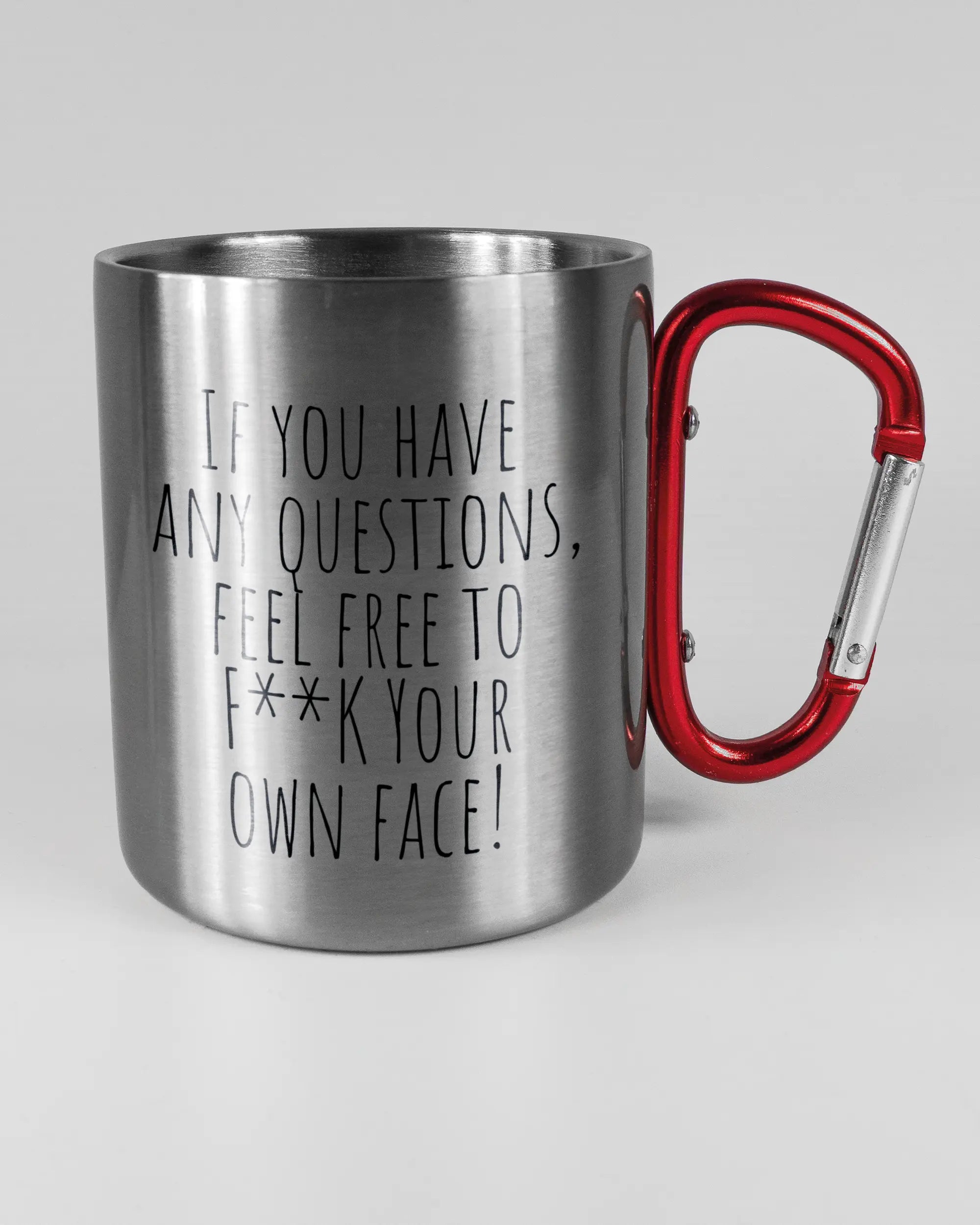 Alternativbild, das die rechte Seite der beidseitig bedruckten Edelstahltasse von Maondo mit dem Design Feel Free in der Farbe Metallic-Red auf einem Holztisch zeigt