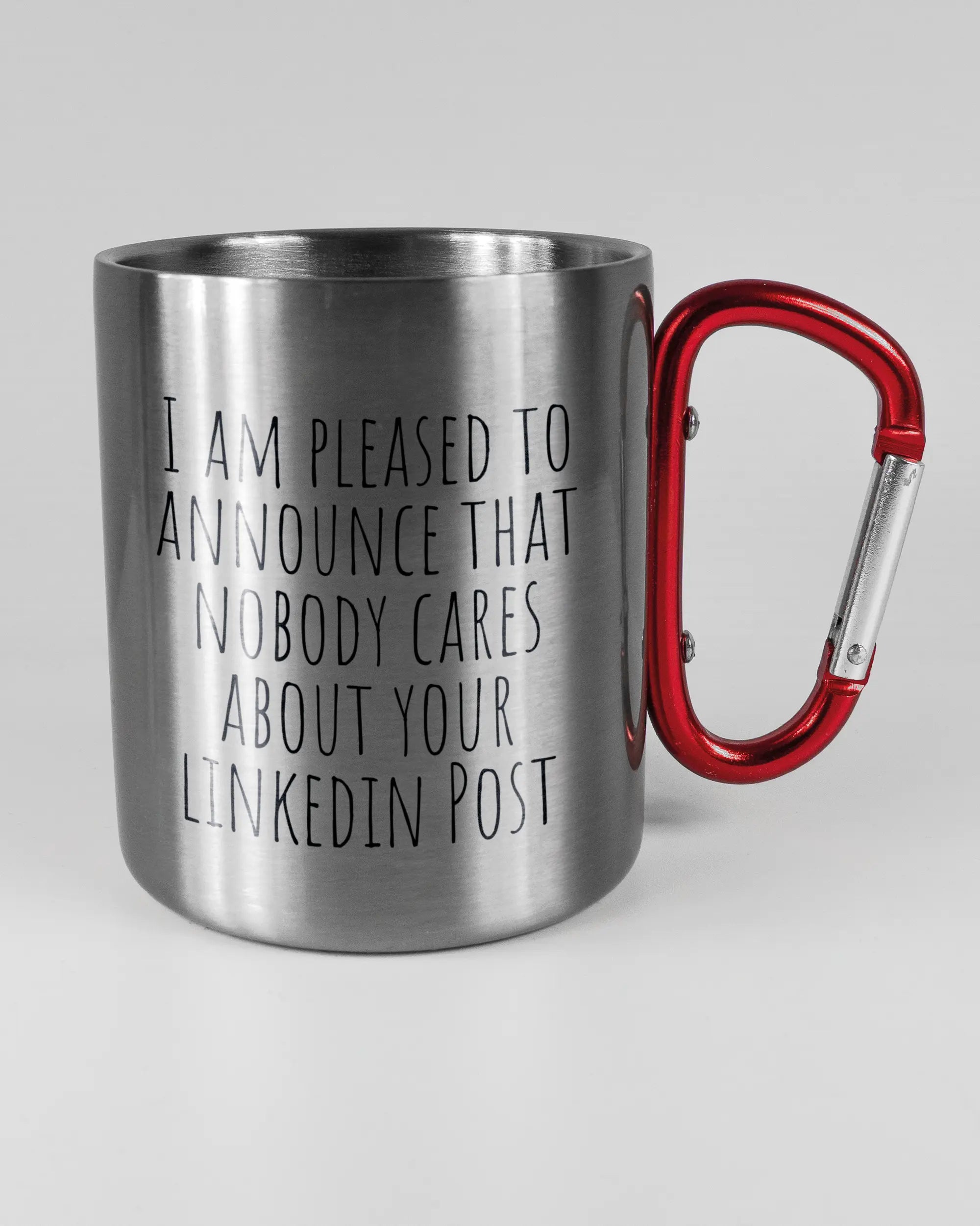 Alternativbild, das die rechte Seite der beidseitig bedruckten Edelstahltasse von Maondo mit dem Design Please Unannounce in der Farbe Metallic-Red auf einem Holztisch zeigt