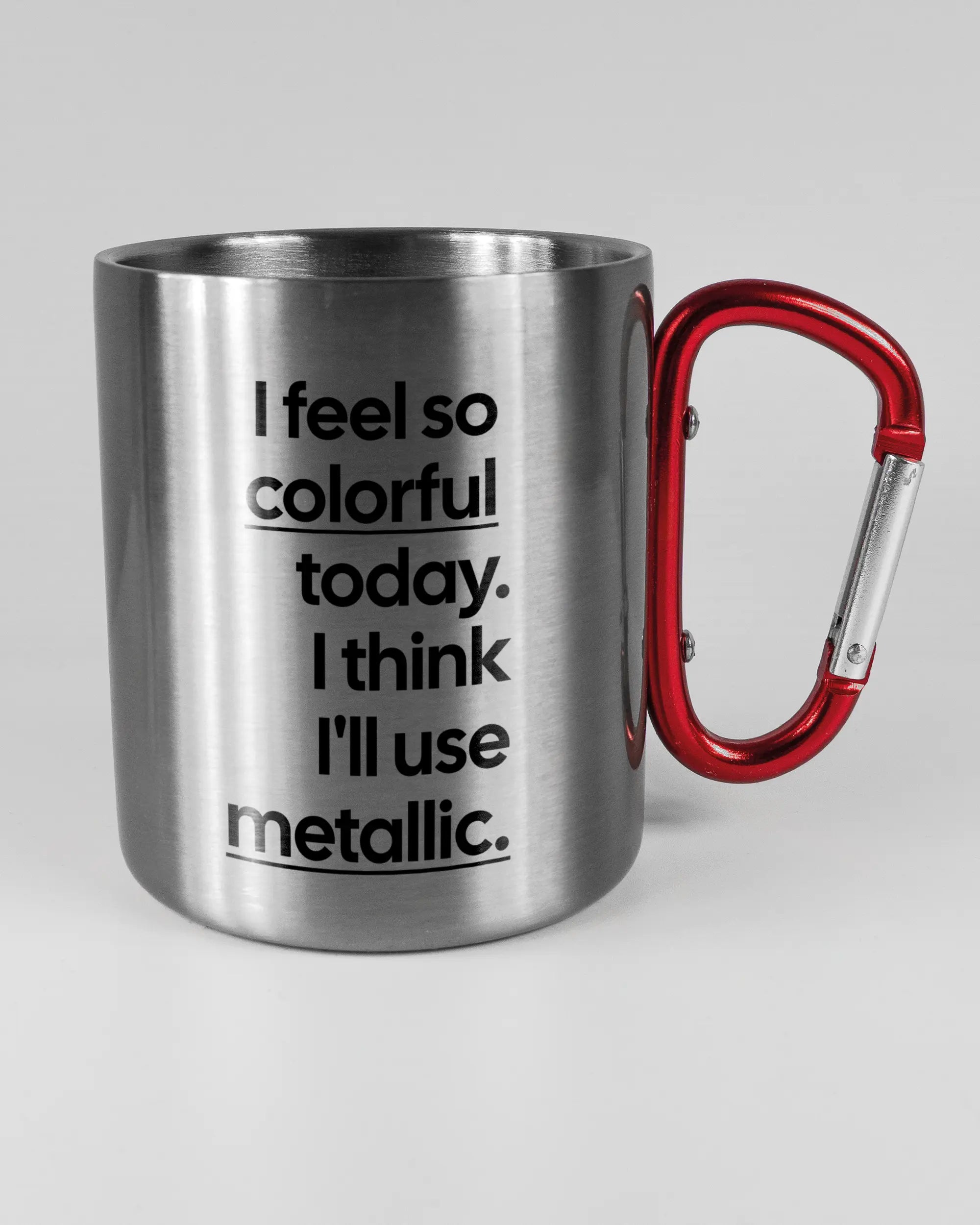 Alternativbild, das die rechte Seite der beidseitig bedruckten Edelstahltasse von Maondo mit dem Design Colorful Day in der Farbe Metallic-Red auf einem Holztisch zeigt