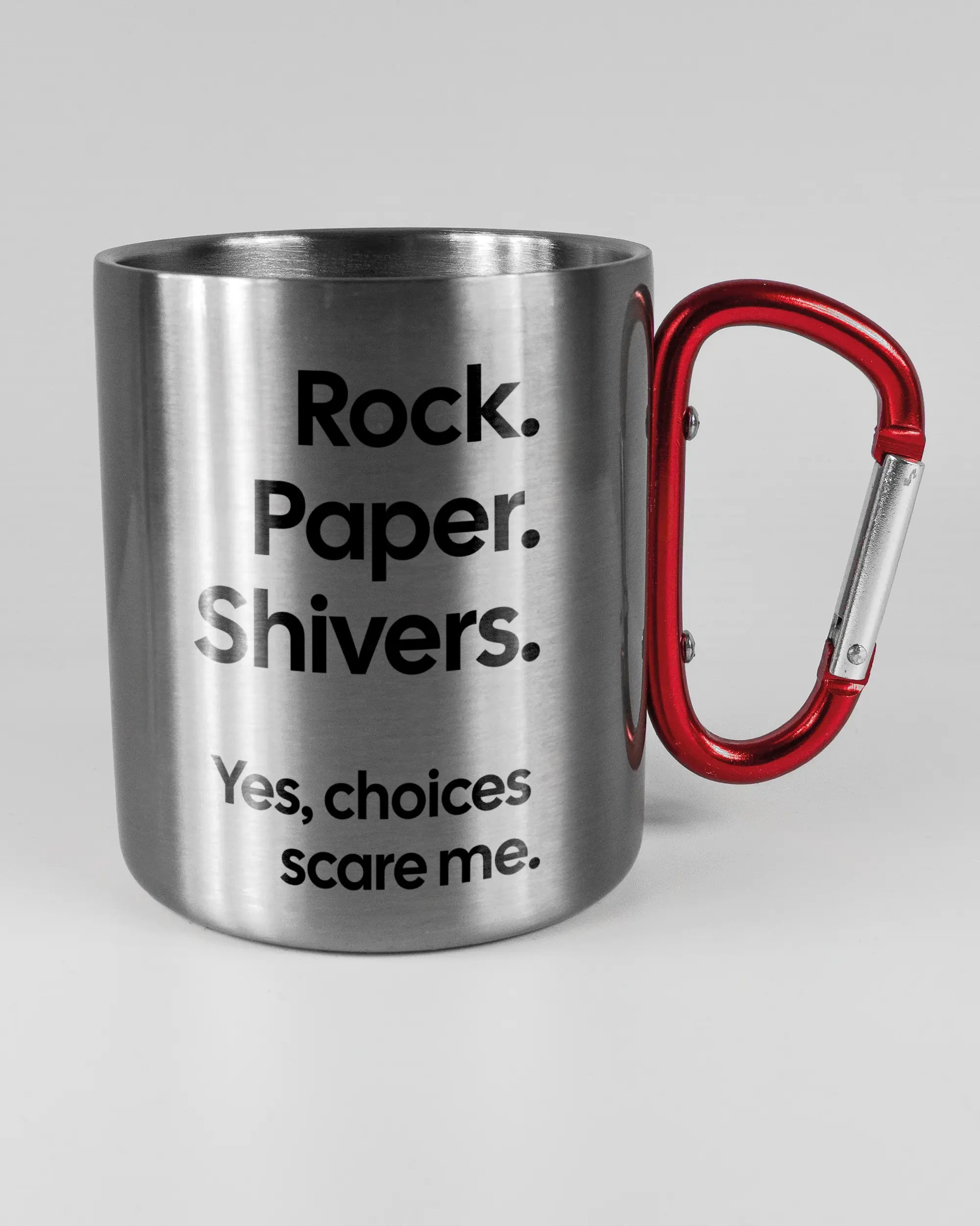 Alternativbild, das die rechte Seite der beidseitig bedruckten Edelstahltasse von Maondo mit dem Design Rock Paper Shivers in der Farbe Metallic-Red auf einem Holztisch zeigt