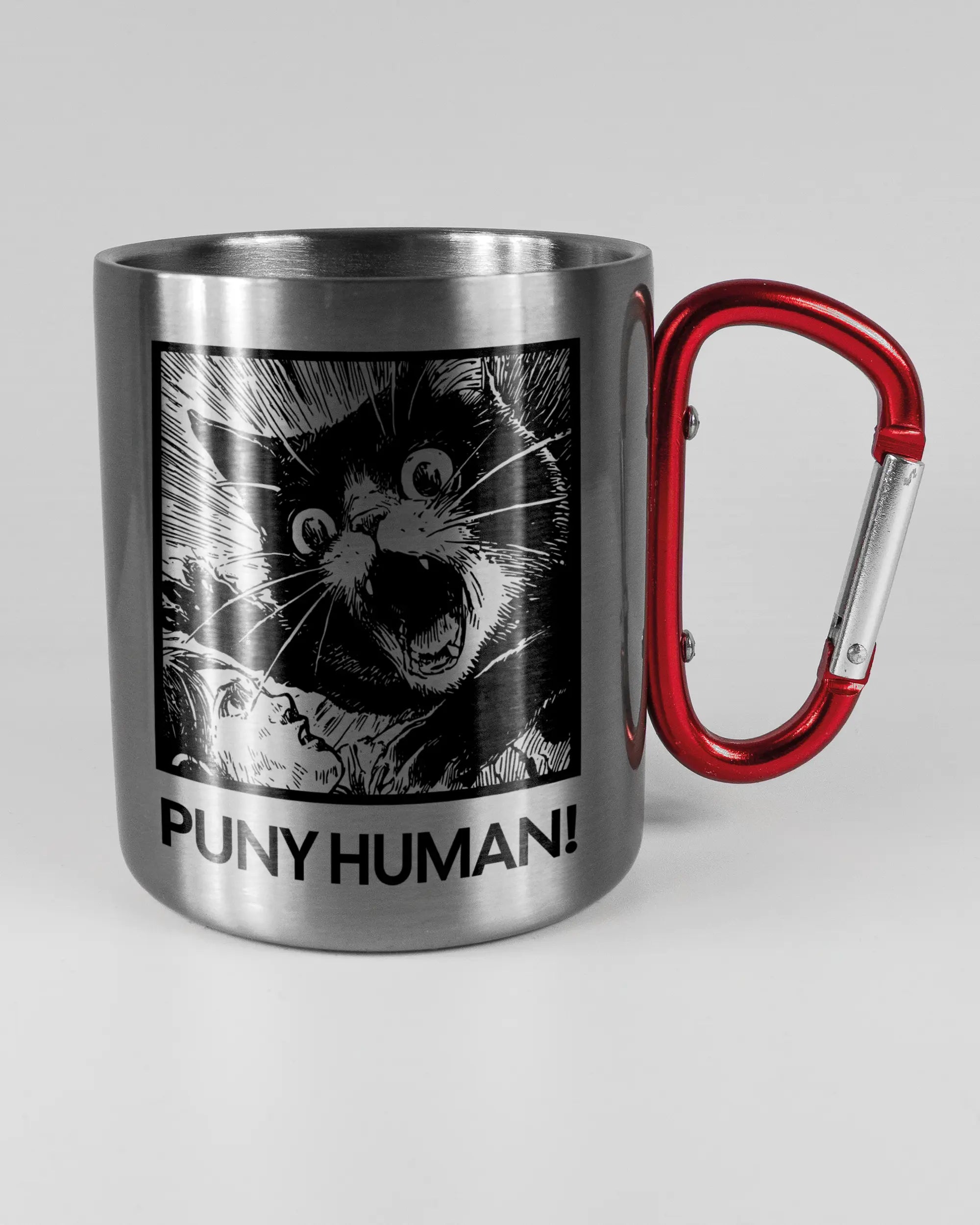 Alternativbild, das die rechte Seite der beidseitig bedruckten Edelstahltasse von Maondo mit dem Design Puny Human in der Farbe Metallic-Red auf einem Holztisch zeigt