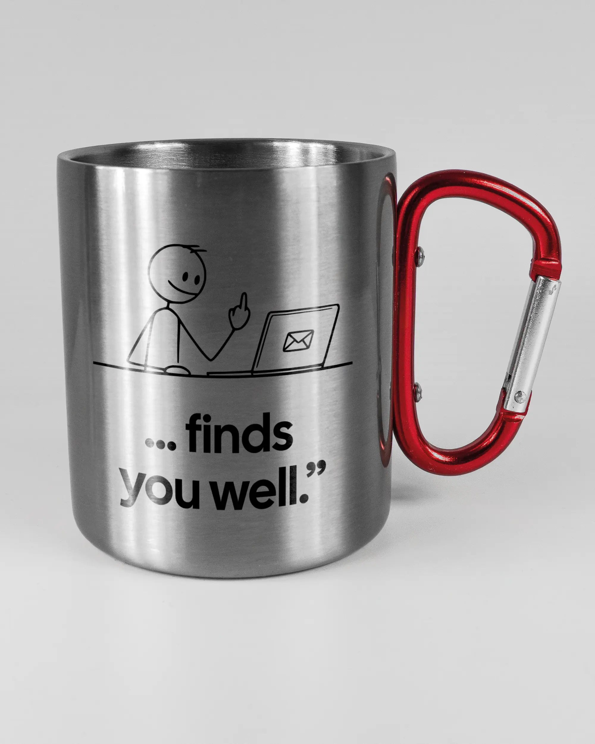 Alternativbild, das die rechte Seite der beidseitig bedruckten Edelstahltasse von Maondo mit dem Design Found me not well in der Farbe Metallic-Red auf einem Holztisch zeigt