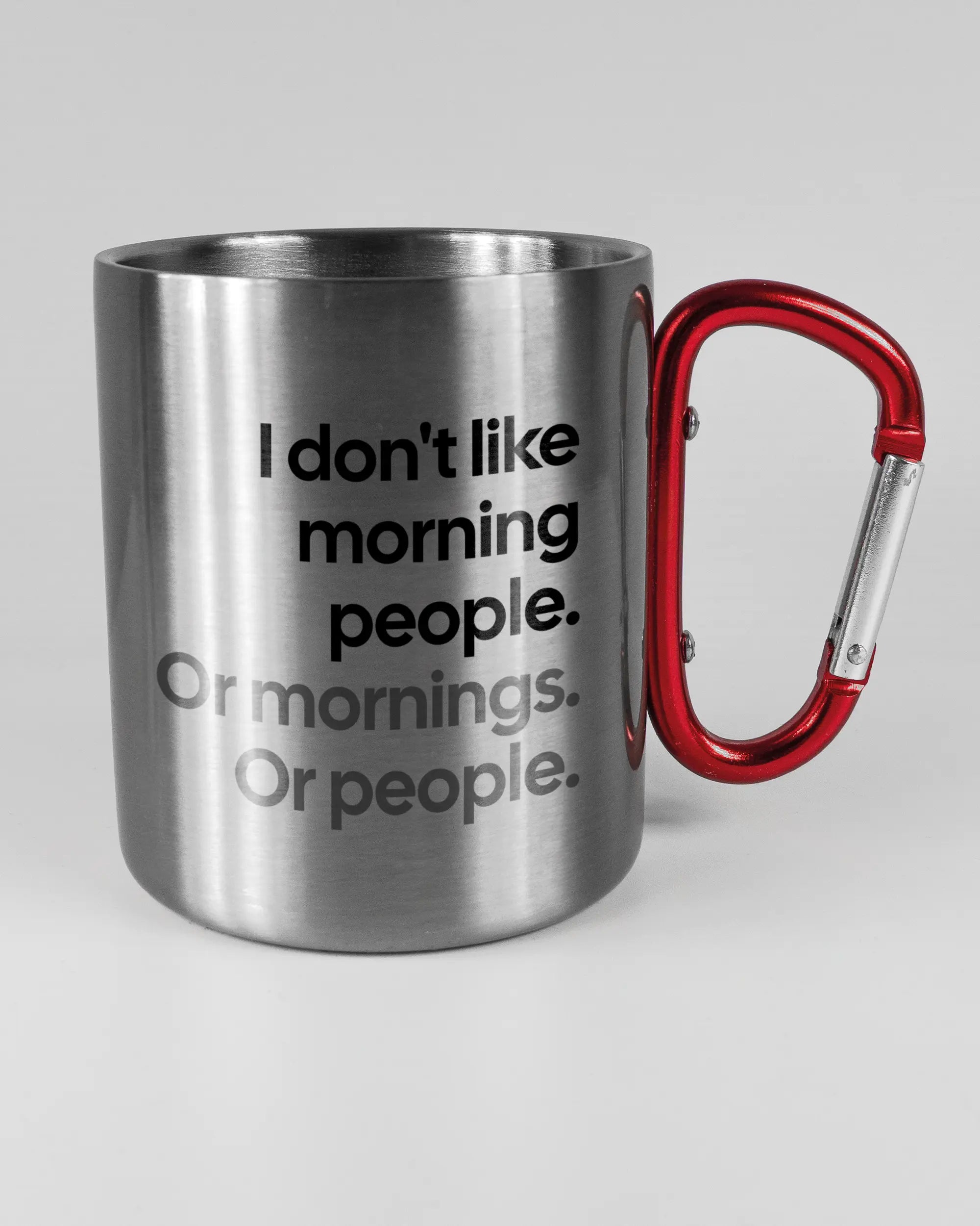 Alternativbild, das die rechte Seite der beidseitig bedruckten Edelstahltasse von Maondo mit dem Design Morning Person in der Farbe Metallic-Red auf einem Holztisch zeigt