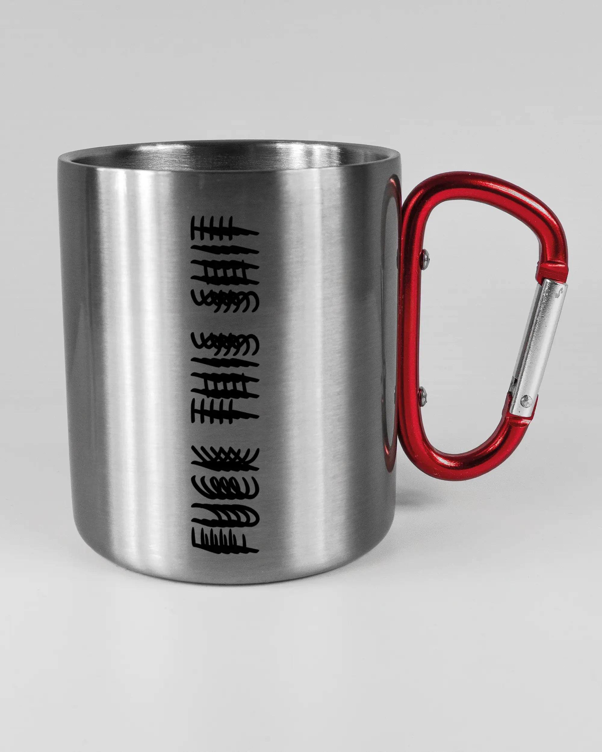 Alternativbild, das die rechte Seite der beidseitig bedruckten Edelstahltasse von Maondo mit dem Design Hidden Message in der Farbe Metallic-Red auf einem Holztisch zeigt