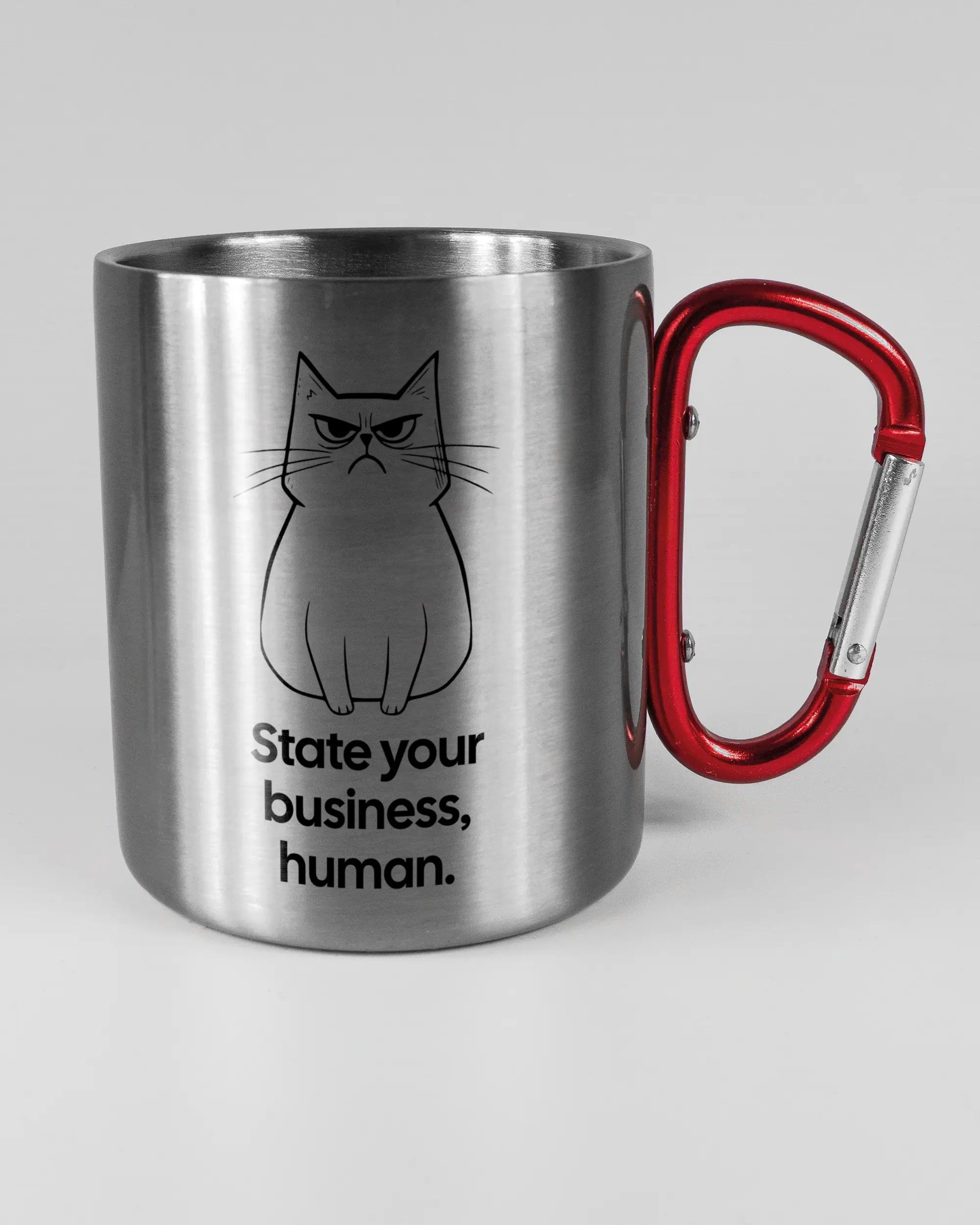Alternativbild, das die rechte Seite der beidseitig bedruckten Edelstahltasse von Maondo mit dem Design Grumpy Purr in der Farbe Metallic-Red auf einem Holztisch zeigt