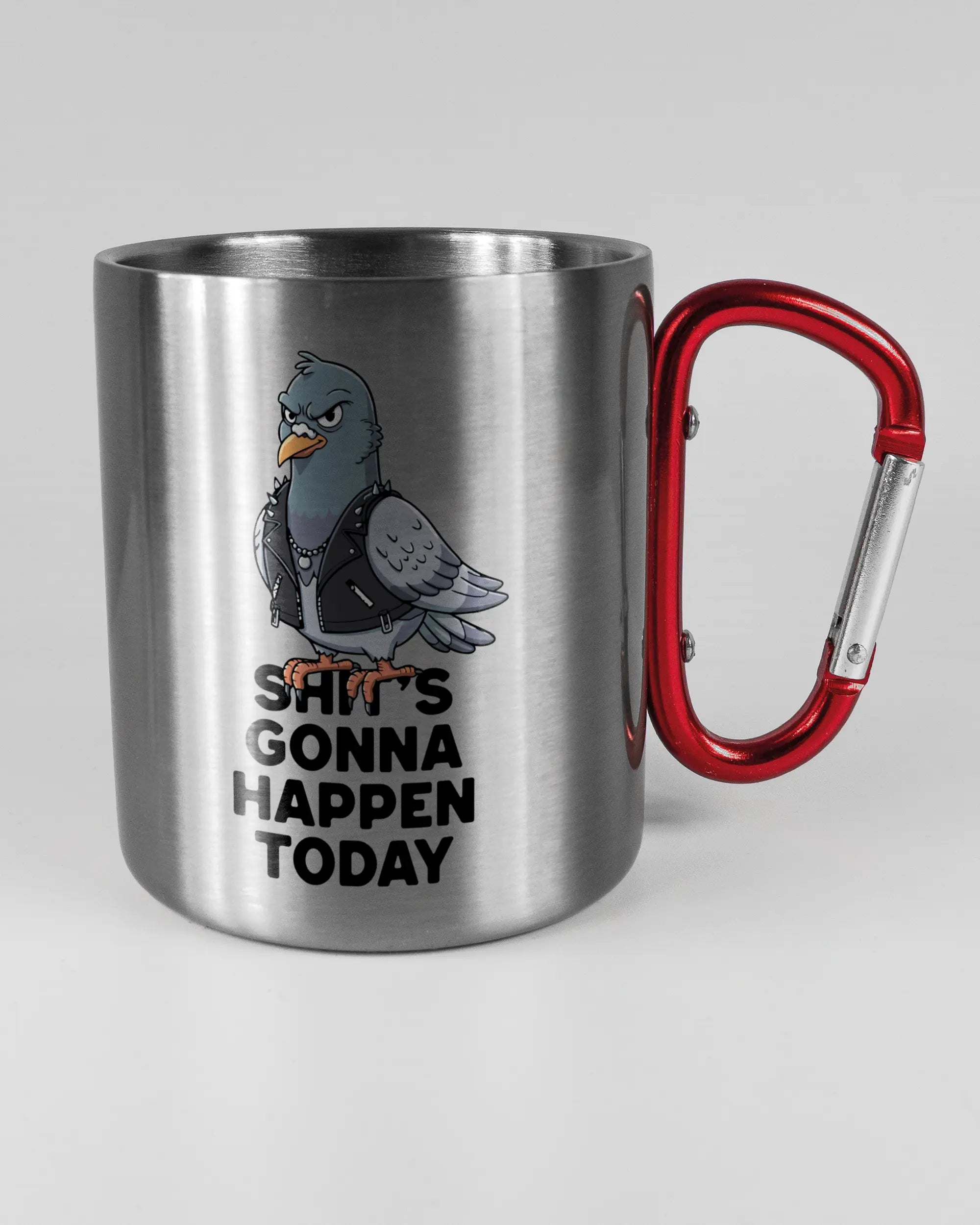 Alternativbild, das die rechte Seite der beidseitig bedruckten Edelstahltasse von Maondo mit dem Design Pigeon Pun in der Farbe Metallic-Red auf einem Holztisch zeigt