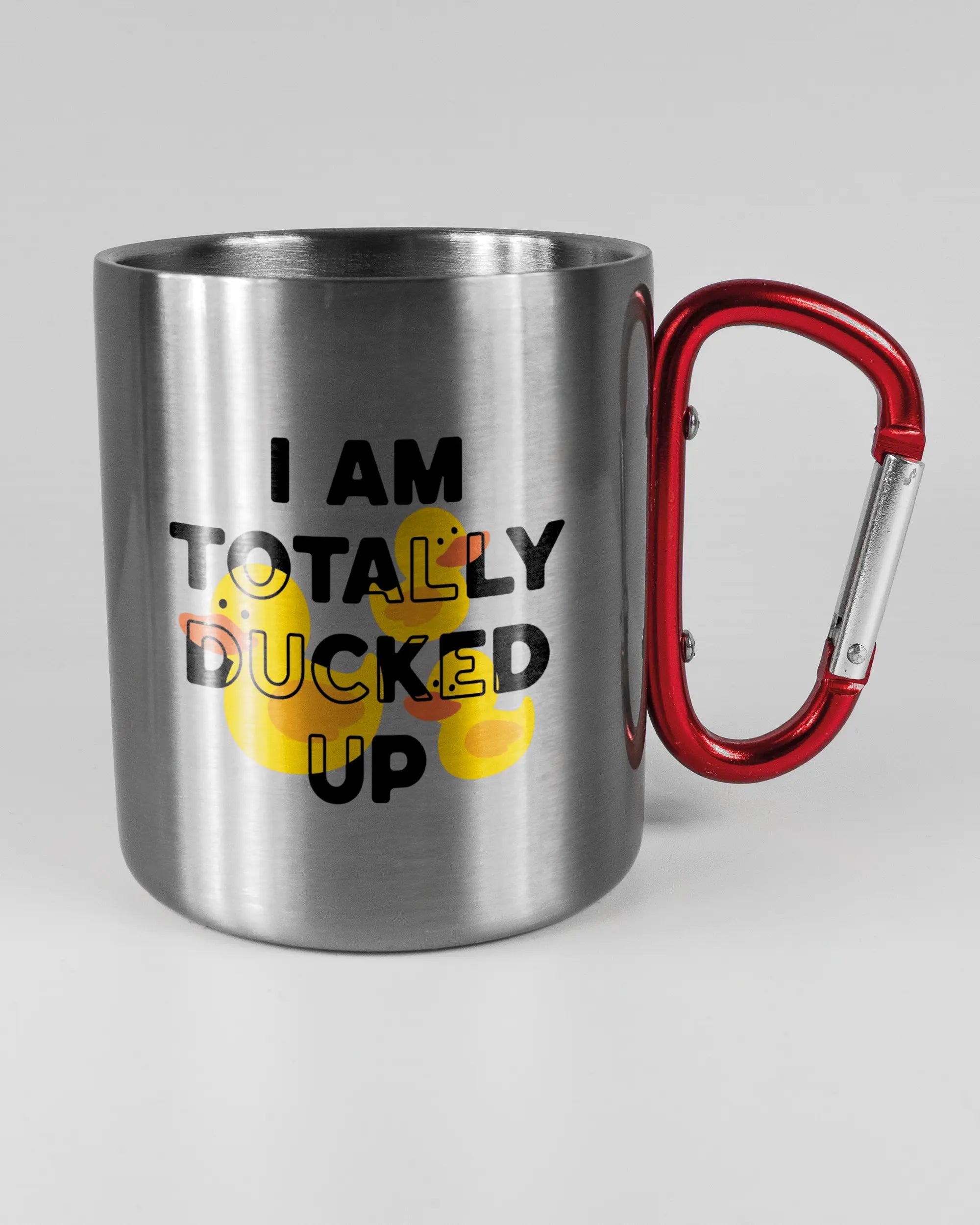 Alternativbild, das die rechte Seite der beidseitig bedruckten Edelstahltasse von Maondo mit dem Design Ducked Up in der Farbe Metallic-Red auf einem Holztisch zeigt