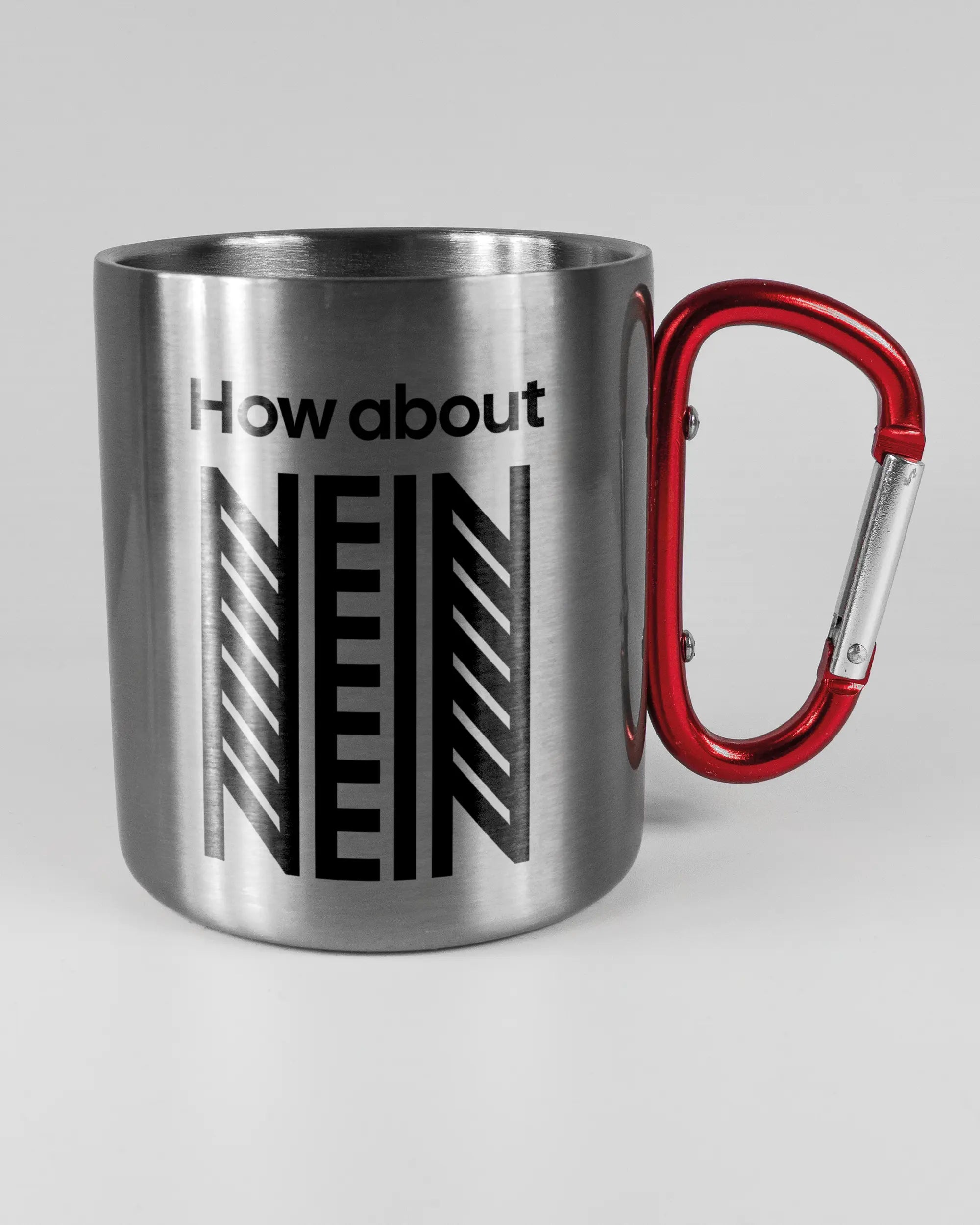 Alternativbild, das die rechte Seite der beidseitig bedruckten Edelstahltasse von Maondo mit dem Design How about nein in der Farbe Metallic-Red auf einem Holztisch zeigt