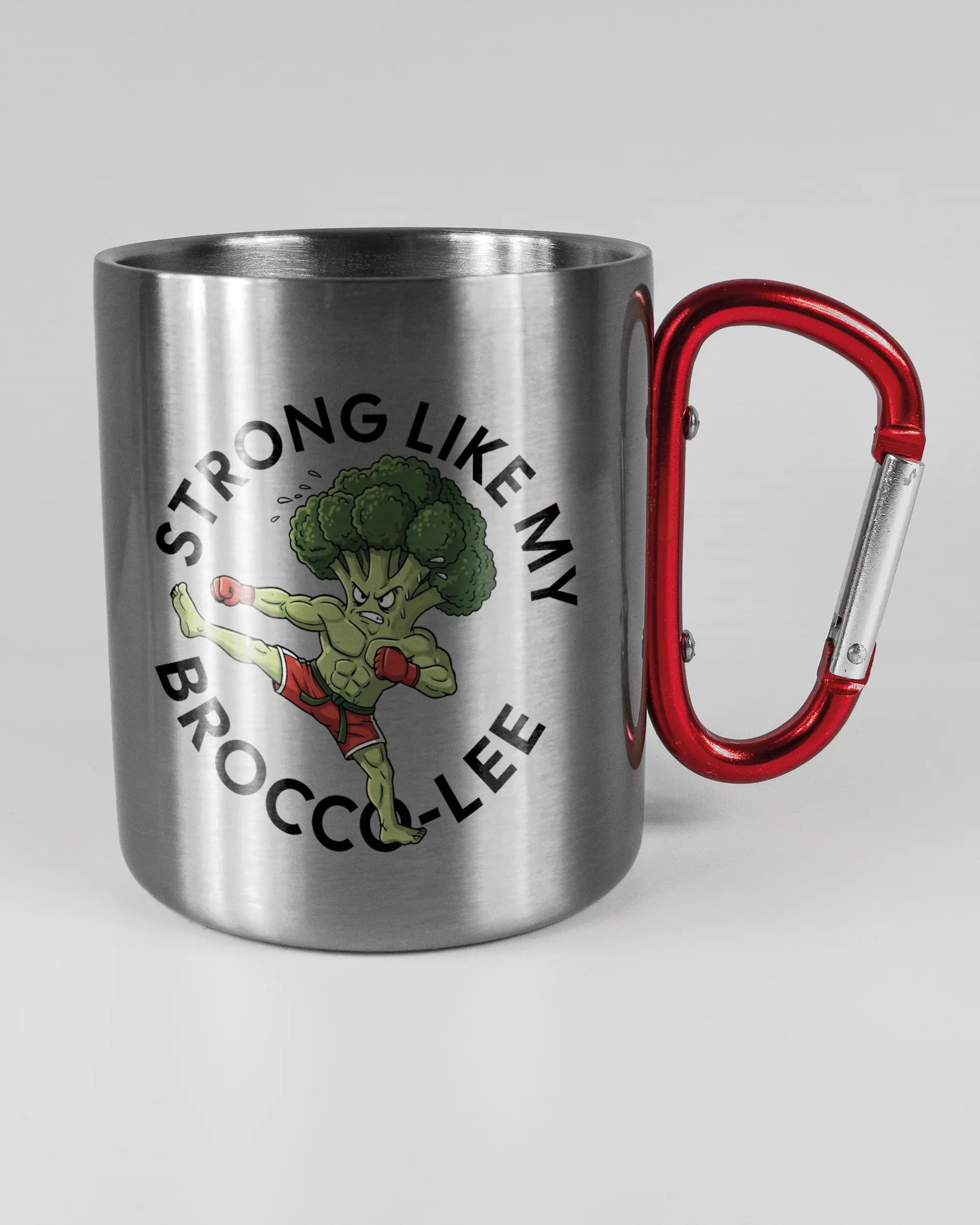 Alternativbild, das die rechte Seite der beidseitig bedruckten Edelstahltasse von Maondo mit dem Design Brocco-Lee in der Farbe Metallic-Red auf einem Holztisch zeigt
