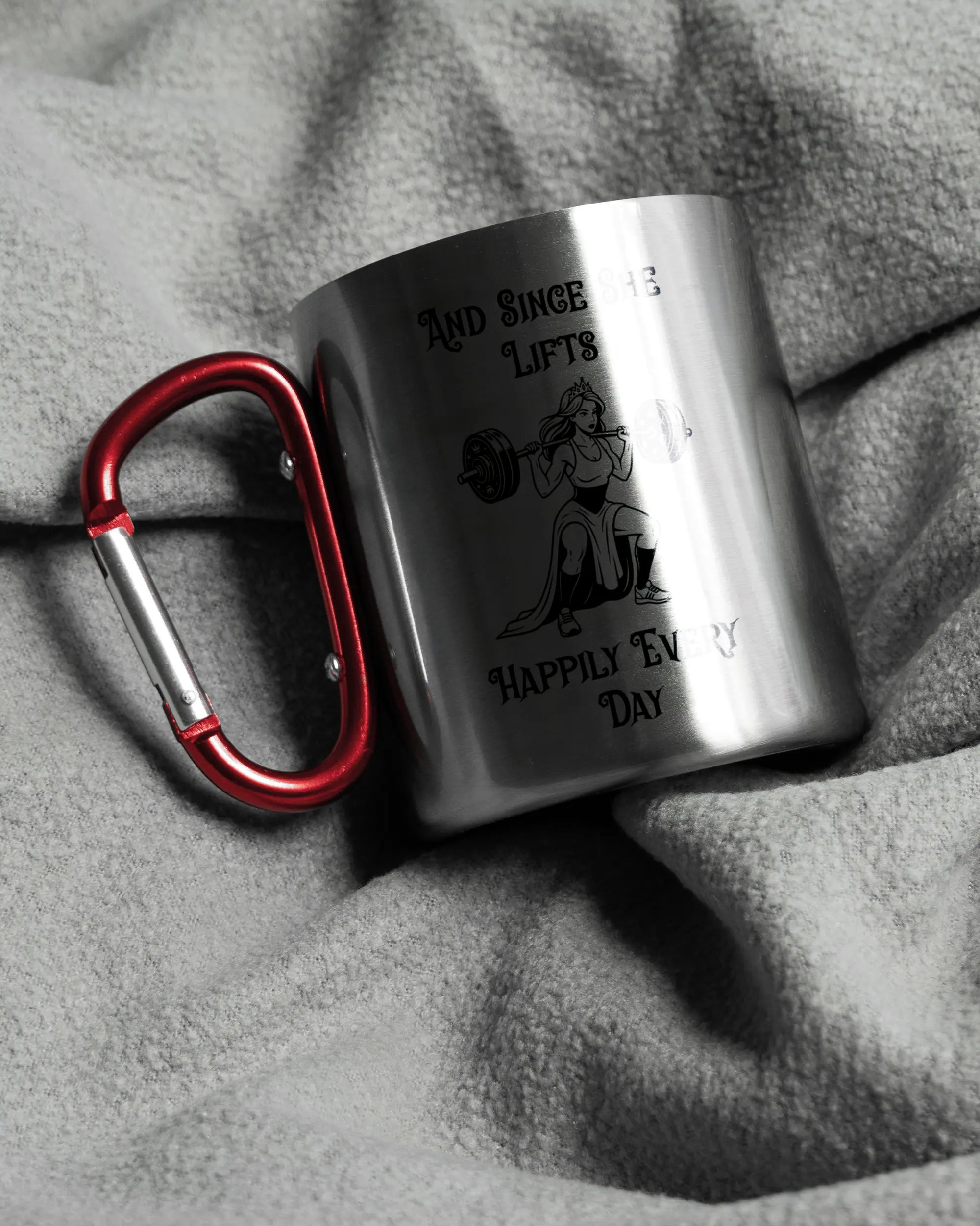 Aufnahme, die die linke Seite der beidseitig bedruckten Edelstahltasse von Maondo auf einer flauschigen Fließdecke mit dem Design Princess Lift in der Farbe Metallic-Red zeigt